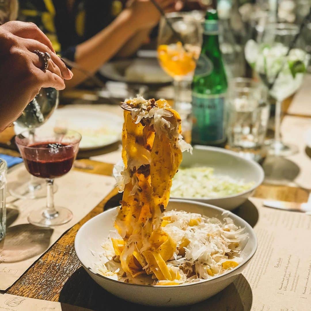 Eat With Steph & Coのインスタグラム：「Yep, more #pastaporn. This is THE pappardelle you need in your life. That slow cooked béchamel bolognese... Probably one of my favourite pasta places in London, and within the foodie circle 💯  Reasonable prices. Insanely good food.  Do you even need another reason? 📷 @verna.banana #invite #event #italian #ferragosto #pasta #feast #bolognese #delicious #sogood #portraitmode #recommended」
