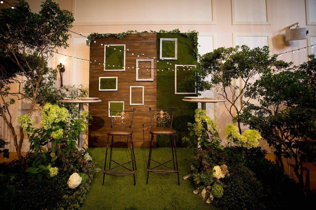 ヴィラデマリアージュさいたまのインスタグラム：「—Party Report— . “Café” Ryohei & Mai's mariage . . 休日はカフェデートが定番なお二人 . 緑に囲まれ・コーヒーの香りが漂い ゆったりと過ごす・・・ . そんな空間が結婚式でつくれたら・・ . そんな想いで作られたウェルカムスペースは カフェに来て頂いたゲストへの おもてなしを沢山ご用意してお出迎え！ . . そして会場内にはお二人の大好きなカフェを イメージしたメイン席 . ハイチェアーにして、 カジュアルスタイルに . . ゲストの皆様と素敵なお写真を たくさん撮ることができました！ . . . そんな温かな心のこもった結婚式でした  Bon Mariages! . . #villasdesmariages#ヴィラデマリアージュ#ヴィラデマリアージュさいたま#結婚式レポート#結婚式場#ウェディング#wedding#ブライダルフェア  #式場見学#大宮結婚式場#結婚式場探し#式場探し#南フランス #ウェディングネーム#weddingname#コンセプトウェディング#プレ花嫁#プレ花嫁準備#プレ花嫁さんと繋がりたい#卒花嫁#卒花嫁レポ#卒花嫁さんとも繋がりたい#weddingphotography#weddingphotos#weddingphoto#ウェディングフォト」