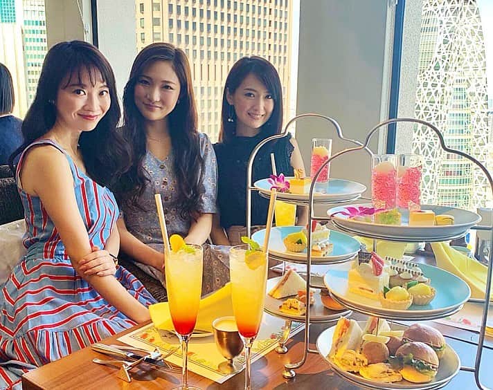 花岡維生のインスタグラム：「食べ過ぎて、笑いすぎて、幸せすぎる時間🤣❤️ 次回がもうすでに楽しみ😍💕 #京王プラザホテル は45階からの絶景も楽しめて、夏らしいさっぱりしたメニューがたくさんあって、美味しかった❣️ #afternoontea #tokyo #アフタヌーンティー #新宿 #shinjuku #絶景 #夏メニュー」
