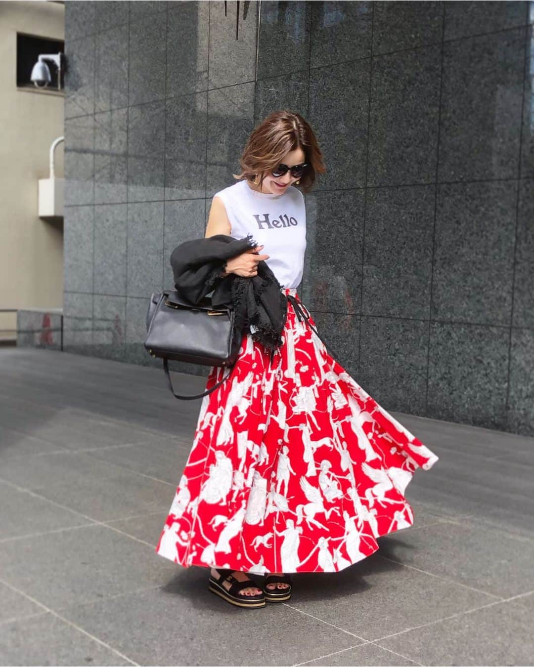 kiyomi medeirosさんのインスタグラム写真 - (kiyomi medeirosInstagram)「昨日のお出掛け♡ * tops…#madisonblue  skirt…#blamink  bag…#hermes sandal…#chanel sunglass…#saintlaurent  stole…#asaucemeler * #fashion#outfit#instagood#instalike#instafashion#ootd#cordinate#style#ファッション#コーディネート#コーデ#ママコーデ」8月18日 20時56分 - kiyomimedeiros