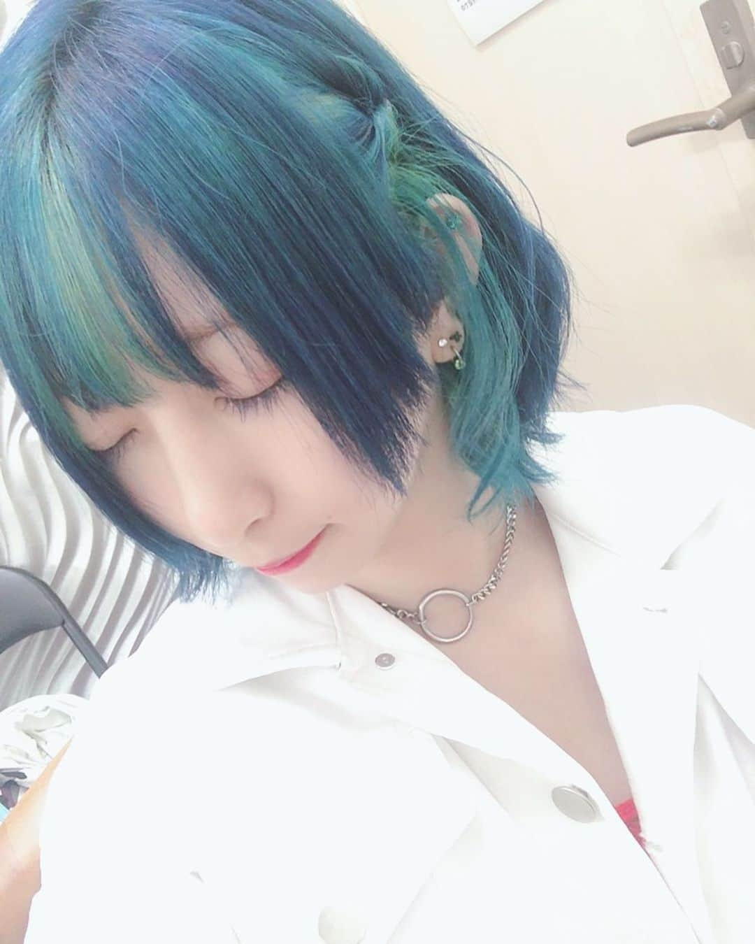 佐藤梨菜さんのインスタグラム写真 - (佐藤梨菜Instagram)「お久しぶりの派手髪。 夏だから海色にしたよ！ #feam #アイドル  #派手髪女子 #派手髪  #夏 #インディゴ #ターコイズ #海  #좋아요  #셀카」8月18日 20時56分 - _ri7_s2