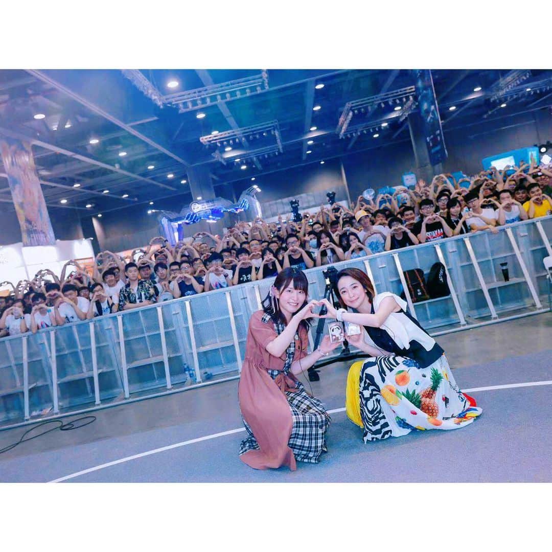潘めぐみさんのインスタグラム写真 - (潘めぐみInstagram)「『BILIBILI WORLD 2019』 . 中国の広州で開催された、こちらのイベントに、TVアニメ『 #フルーツバスケット 』より本田透役の石見舞菜香さんと参加させて頂きました🍙❤️🐰✨ . フルバを通じて、あたたかで、やさしくて、笑顔溢れる時間を、たくさんの方々とともに…。 . 能见到你我非常开心。 . 太谢谢你了❗️ . 再见！ . また改めて綴りますね✍️ . したためたいこと、いっぱいだ❗️ . #fruitsbasket #フルバ #bilibiliworld #中国 #広州 . お写真は #bilibili 公式さんから頂きました✨ . この絶景よ…。 . #谢谢 #再见 #ただいま #おかえり .」8月18日 21時05分 - han_meg_han