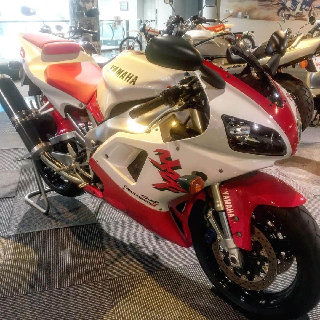 のインスタグラム：「＼正解発表／ヤマハバイクヒストリークイズ第9回への参加ありがとうございました！  さて、第9回クイズの正解は…YZF-R1(1998年)でした！ . . ———————————————— ワインディングロードにおける「最高のエキサイトメント」を追求したコンセプトでスポーツモデルの世界を変革したモデル。強力かつ扱いやすいトルクとパワーを発揮する軽量・コンパクトな1,000cc・4気筒エンジン、理想的な車体構成を実現したデルタボックスIIフレームなど、画期的な特徴を数多く備え、レースに準じ750ccエンジンが中心だったスーパースポーツのカテゴリーに新時代をもたらした。 ———————————————— . . 現在YZFシリーズといえば青のイメージが強いですが、初代R1は赤白のカラーリングだったんですね🤔鈴鹿8耐でもすっかりお馴染みで、今年も熱いレースを見せてくれたました☺️そして2020年秋には、ついに国内モデルとして新型YZF-R1が発売予定です！✨くぅ〜〜待ちきれません！🥺 全9回のヤマハバイクヒストリーへのご参加、誠にありがとうございました！皆さまの思い出の一台は登場しましたでしょうか？☺️ 静岡県磐田市コミュニケーションプラザは、明日8/19より再び開館いたします。現行モデルはもちろん、クイズでは紹介しきれなかった歴史車両もたくさん展示しておりますので、ぜひお越しくださいね✨  #ヤマハバイクヒストリークイズ #yzfr1 #1000cc #ヤマハ #ヤマハが美しい #ヤマハの歴史 #コミュニケーションプラザ #クラシックバイク #yamaha #yamahamotocycle #yamahayzf #history #communicationplaza #classicbike #classicmotorcycle #instamoto #yamahastagram」