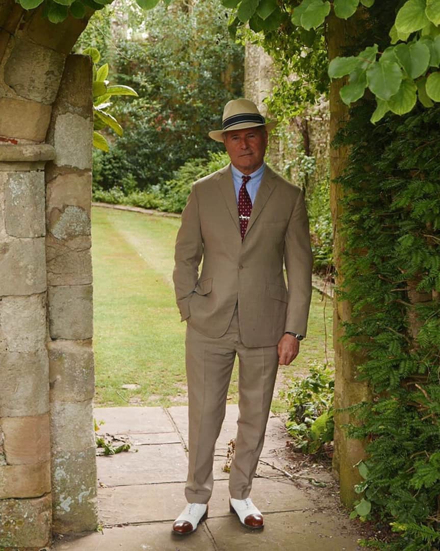 ハケットのインスタグラム：「#Regram our founder @mrjhackett looking as dapper as always in #bespoke Hackett at @goodwood_races this month. Hats off to that oh so British look 🎩 #Hackett」