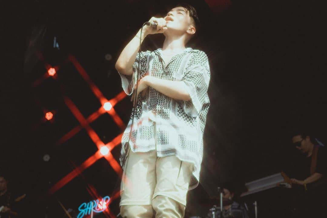 SIRUPさんのインスタグラム写真 - (SIRUPInstagram)「Thank You🔥 @summersonic_official . 炎天下の中Beach Stageに集まってくれたみんなほんまにありがとう最高でした🙌🏻🔥 . 海岸 with my crew . 📸 @leoyoulagi . #summersonic2019  #SIRUP」8月18日 21時01分 - sirup_insta