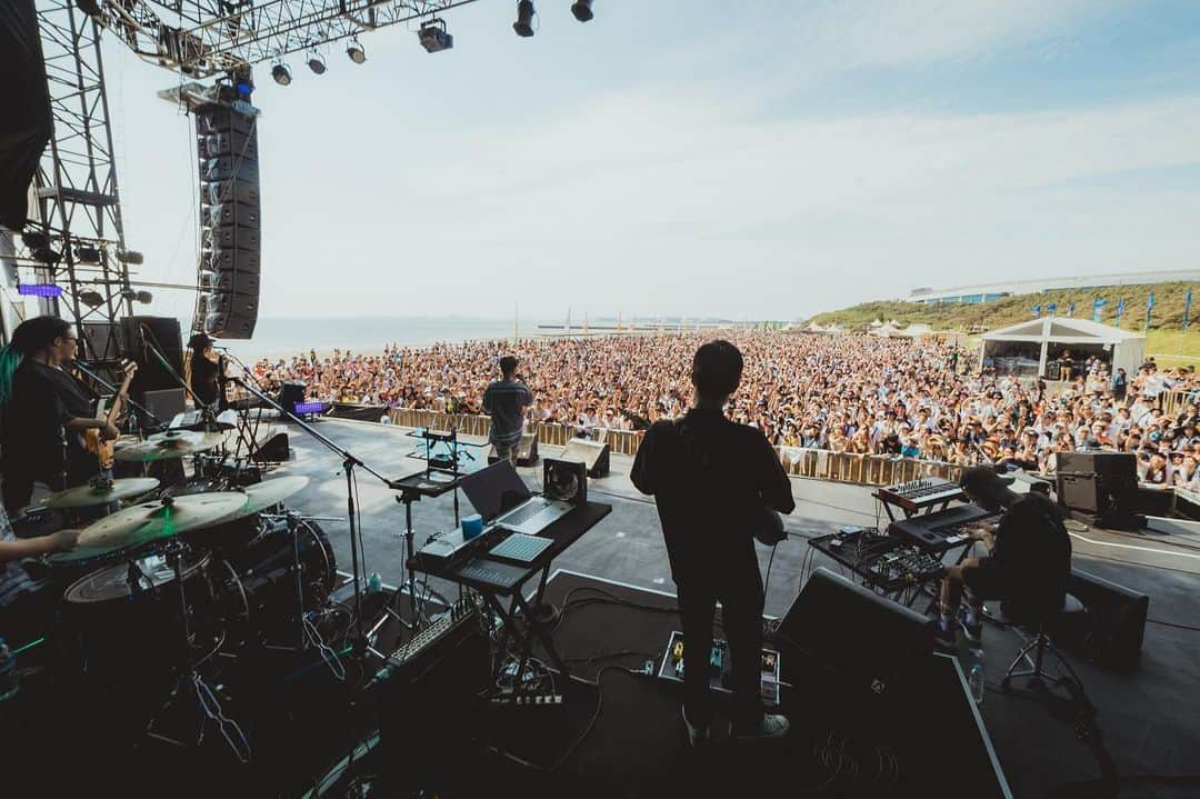 SIRUPさんのインスタグラム写真 - (SIRUPInstagram)「Thank You🔥 @summersonic_official . 炎天下の中Beach Stageに集まってくれたみんなほんまにありがとう最高でした🙌🏻🔥 . 海岸 with my crew . 📸 @leoyoulagi . #summersonic2019  #SIRUP」8月18日 21時01分 - sirup_insta