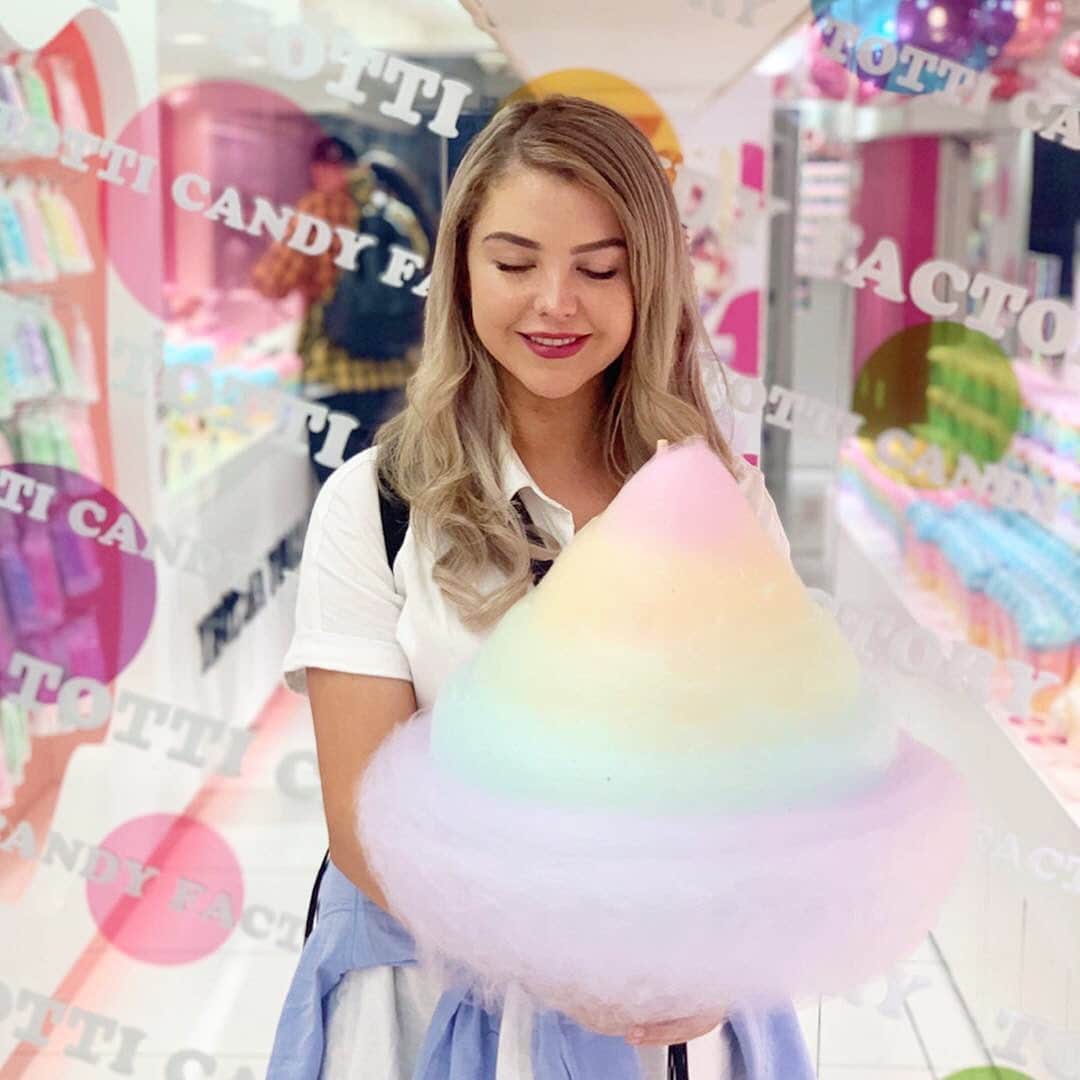 TOTTI CANDY FACTORYのインスタグラム：「😌💓 Thank you for coming! ご来店ありがとうございます😘 Photo by: @ashsyme_  #repost  #totticandy  #totticandyfactory  #rainbowcottoncandy #tokyo #harajuku #instagood」