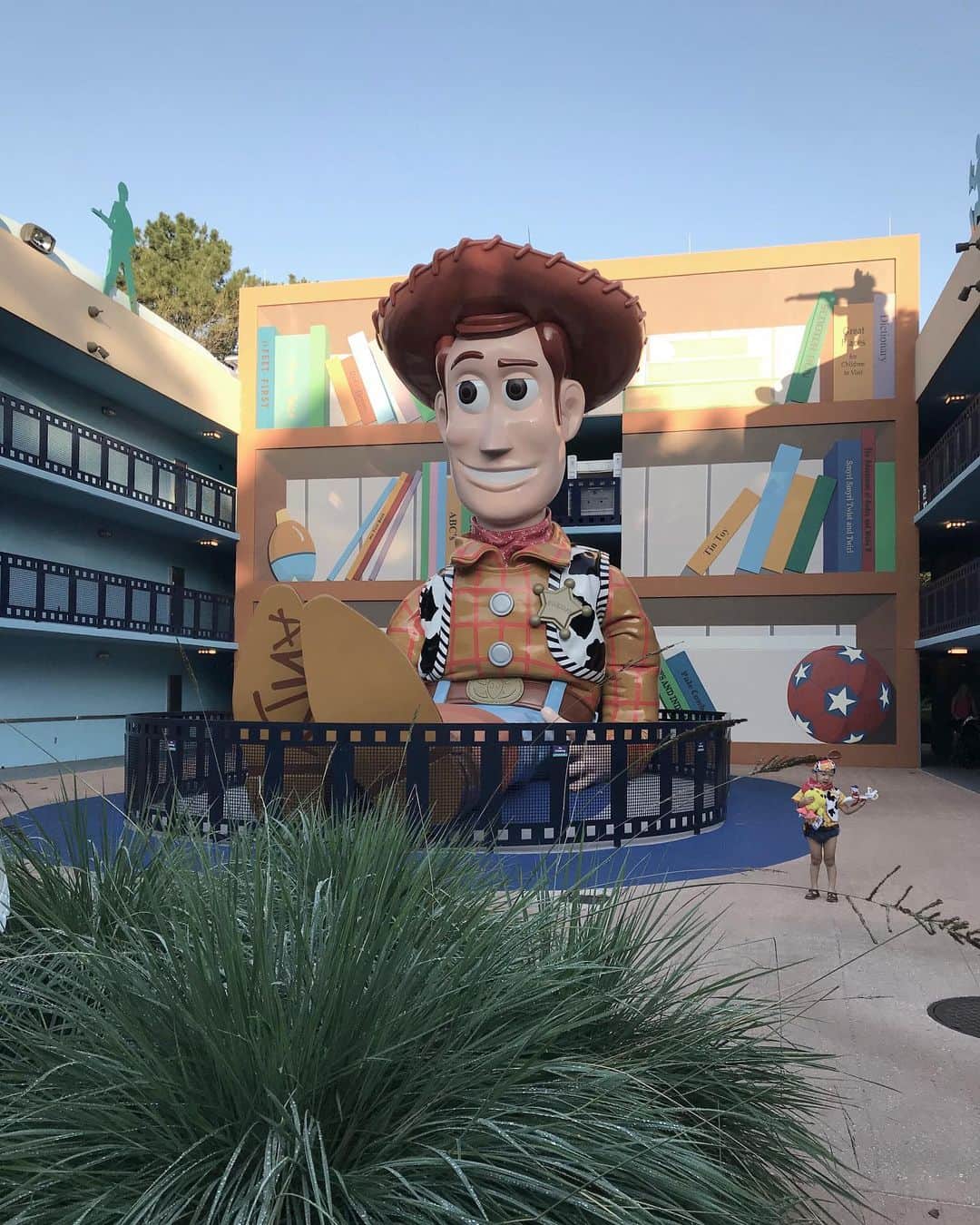 tiahy__のインスタグラム：「Disney’s All-star Movie Resort. . . . . Taiちゃん希望のホテル. . お値段もお手頃で◎. . プールもあって、シャトルバスもあって、とっても快適でした♪. . すごく楽しかった. . . . . 次はグランドフロリディアンかアニマルキングダムロッジに泊まりたい. . . . #wdw#waltdisneyworld#taiacostume #disney#disneybaby#disneykids#disneyfamily#disneysallstarmoviesresort」