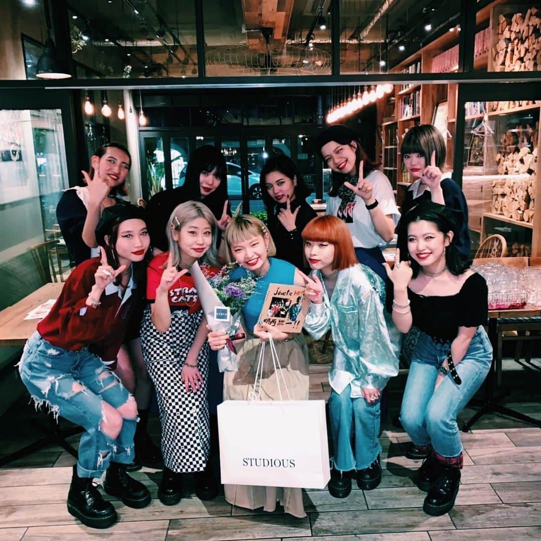 tsubame408さんのインスタグラム写真 - (tsubame408Instagram)「. 昨日はHEP、MIO2店舗全スタッフご飯会❤️ みんな大好き大酒呑みさやちゃんは風邪で欠席😣 サプライズで @kanako_nsmr の東京異動をお祝いしたよ！ ずっと夢であった新宿ルミネの店長に。。♡ ほんますごい！ もぅ私は嬉しすぎる💕 嬉しすぎると同時にめっちゃ寂しいねんけどな。 理想の店舗像を話した時に賛同してくれて、 一緒に頑張ってくれた事。 すごい嬉しかった❤️ 今、こうやって仲良くみんなができてるのも西村さんのおかげでもあるのね、、 私1人ぢゃ絶対無理やった。 私と同じでめっちゃ厳しいけど、、😂 愛情は人一倍で。 スタッフの変化にすぐ気付く能力の持ち主✨ 東京でも頑張れよーーー！ そして、お江戸の皆様。 宜しくお願い致します✨ めちゃくちゃ可愛くて面白いので仲良くしてください👼 関西の皆様は、 是非25日まで出勤してるので会いに行ってください❤️☺️ MIOにいてるよ！ とにかく、、楽しくて胸熱な夜でした💕🔥 . @jouetie_official @jouetie_fashionista #jouetie#jt_fashionista #新宿ルミネエスト #HEPFIVE#天王寺MIO」8月18日 21時06分 - tsubame408