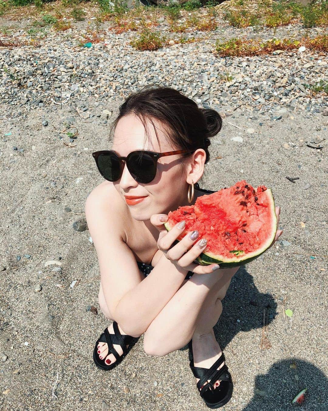 古川貴絵さんのインスタグラム写真 - (古川貴絵Instagram)「スイカ割りした♡ 海で食べるスイカは最高🤭 #海」8月18日 21時08分 - _kiegram