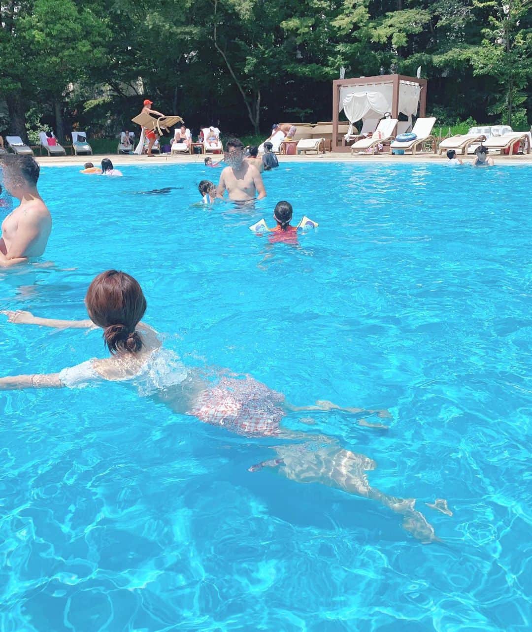 中田絵里奈さんのインスタグラム写真 - (中田絵里奈Instagram)「. POOL🍹💕 今年は水着を作らなかったので去年のを❤︎ これも色々カバーできてお気に入り😌 . 子供もプール大好きだけど❤︎ 私も泳ぐの大好きなので プカプカ気持ち良かった〜🐠🐚💕 . . #プール #水着 #vaniller」8月18日 21時09分 - erinanakata