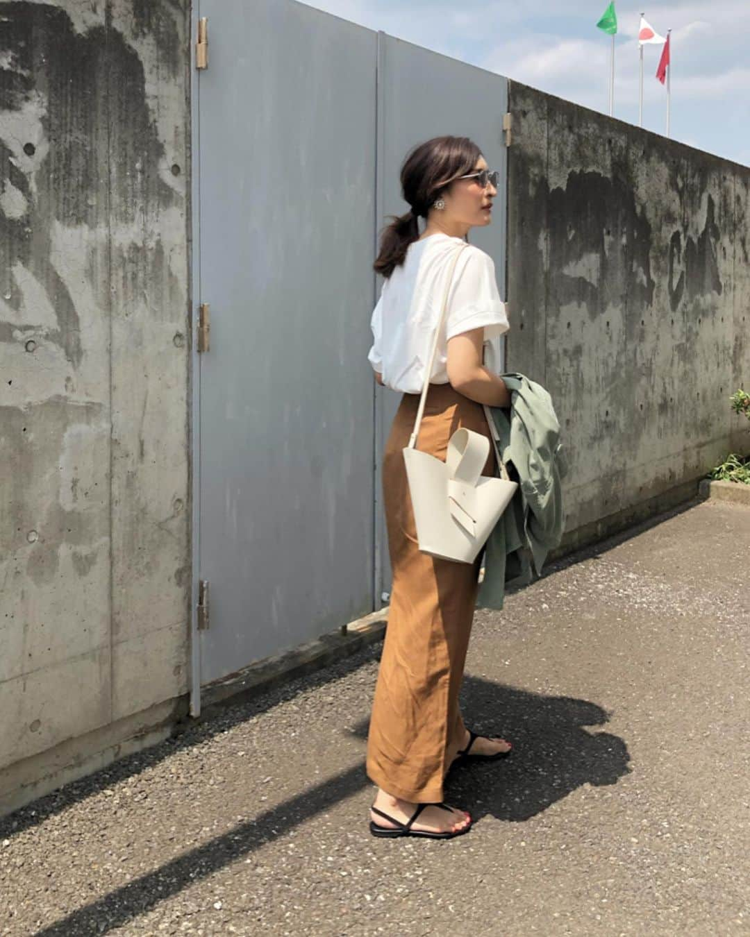 Ayaさんのインスタグラム写真 - (AyaInstagram)「#outfitoftheday . @mother_inc のTee 夏も活躍✨ . skirt @whimgazette_official  jacket @madisonblue_official  shoes  @hm bag @carolina.santo.domingo . #mother_inc #whimgazette #madisonblue」8月18日 21時10分 - aya_green1010