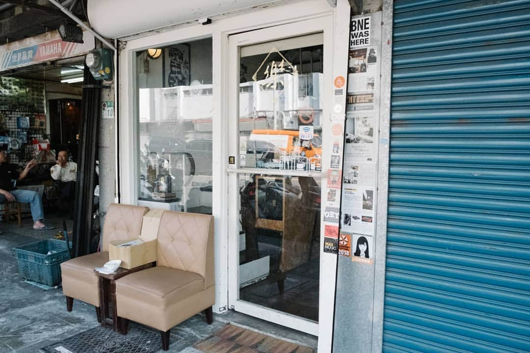 HereNowさんのインスタグラム写真 - (HereNowInstagram)「Located about ten minutes on foot from Xingtian Temple metro station in a quiet residential area on Xing'an Street is @thtrecords_taiwan, a record shop loved by true music fanatics. 靜謐的閣樓 承載樂迷靈魂的重量 Recommended by @cotton_disco. . . . #herenowcity #wonderfulplaces #beautifuldestinations #travelholic #travelawesome #traveladdict #igtravel #livefolk #instapassport #optoutside #THT唱片 #taipei #台湾 #台北 #台北旅行 #대만 #대만여행 #타이베이 #iseetaiwan #exploretaiwan #vscotaiwan #taiwangram #台灣」8月18日 21時11分 - herenowcity