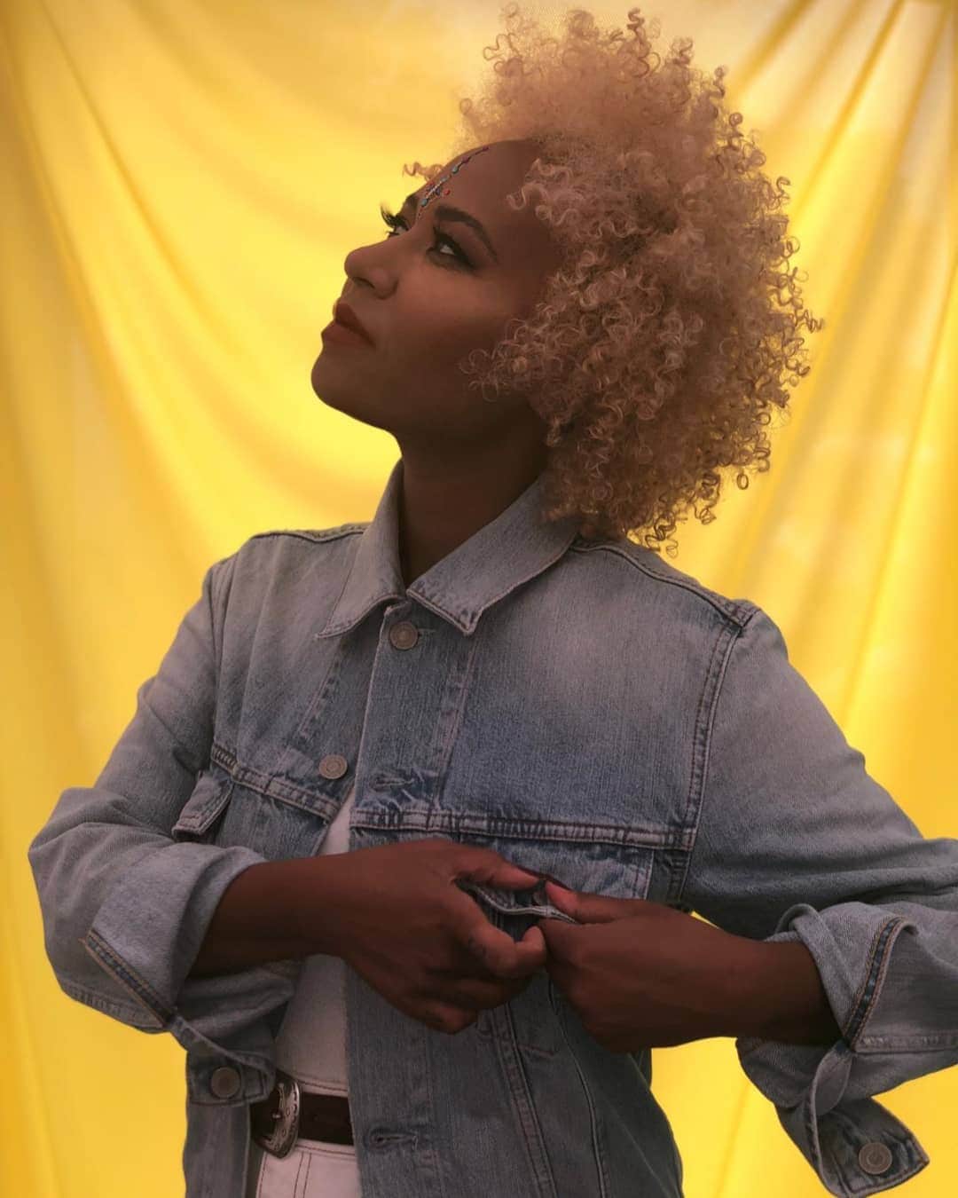 Emeli Sandéのインスタグラム：「Cross around my neck and a crystal in my pocket #SELAH」