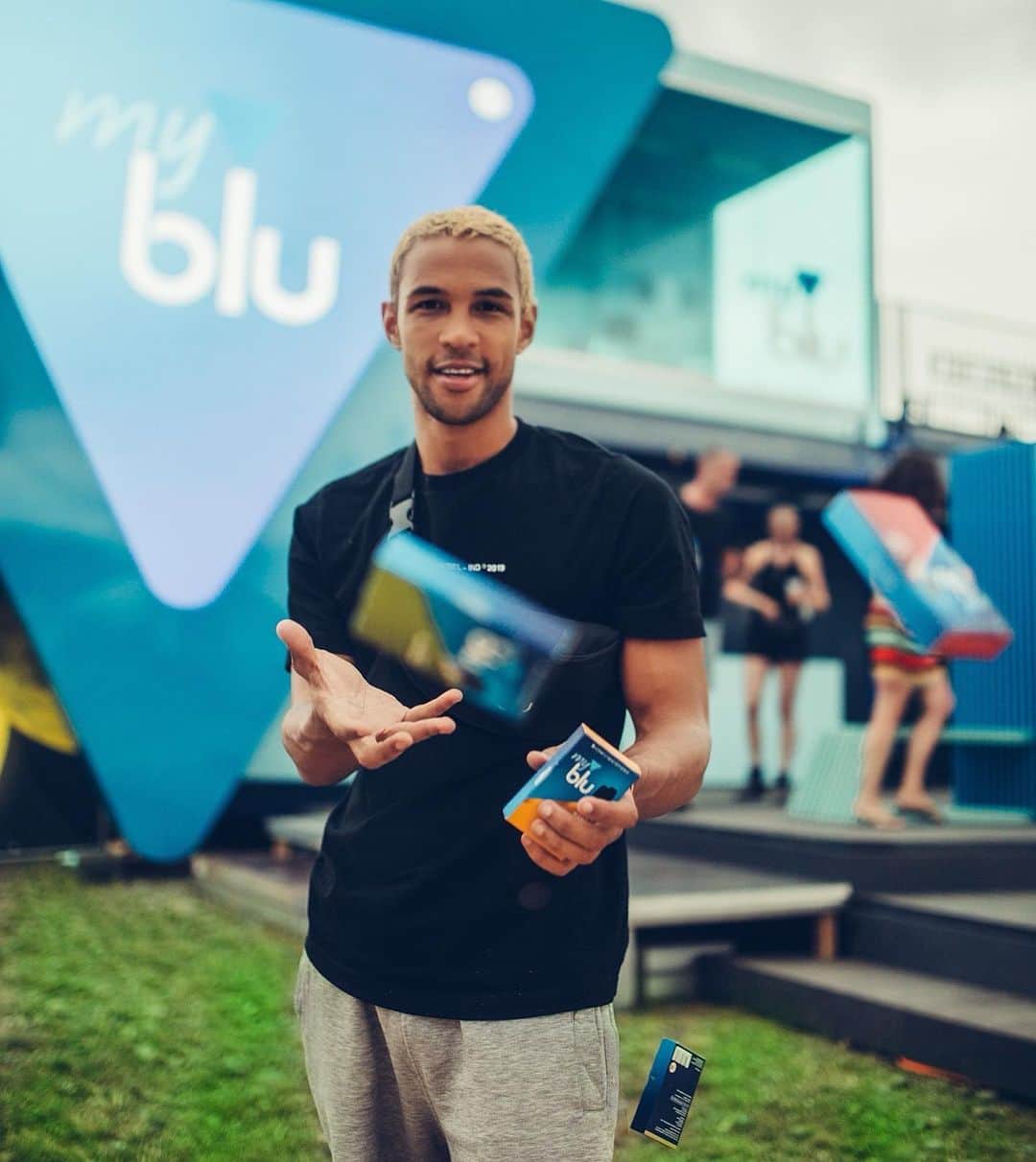 SIMON DESUEのインスタグラム：「Wenn ihr wüsstet was auf dem Festival alles passiert ist 😂 Checkt mein neues Video auf YT 🔥 Danke auch noch mal an @blu_deutschland für die geile Zeit auf dem Parookaville und SonneMondSterne! 🔥🤪🔥 #myblufestival #anzeige #myblu」
