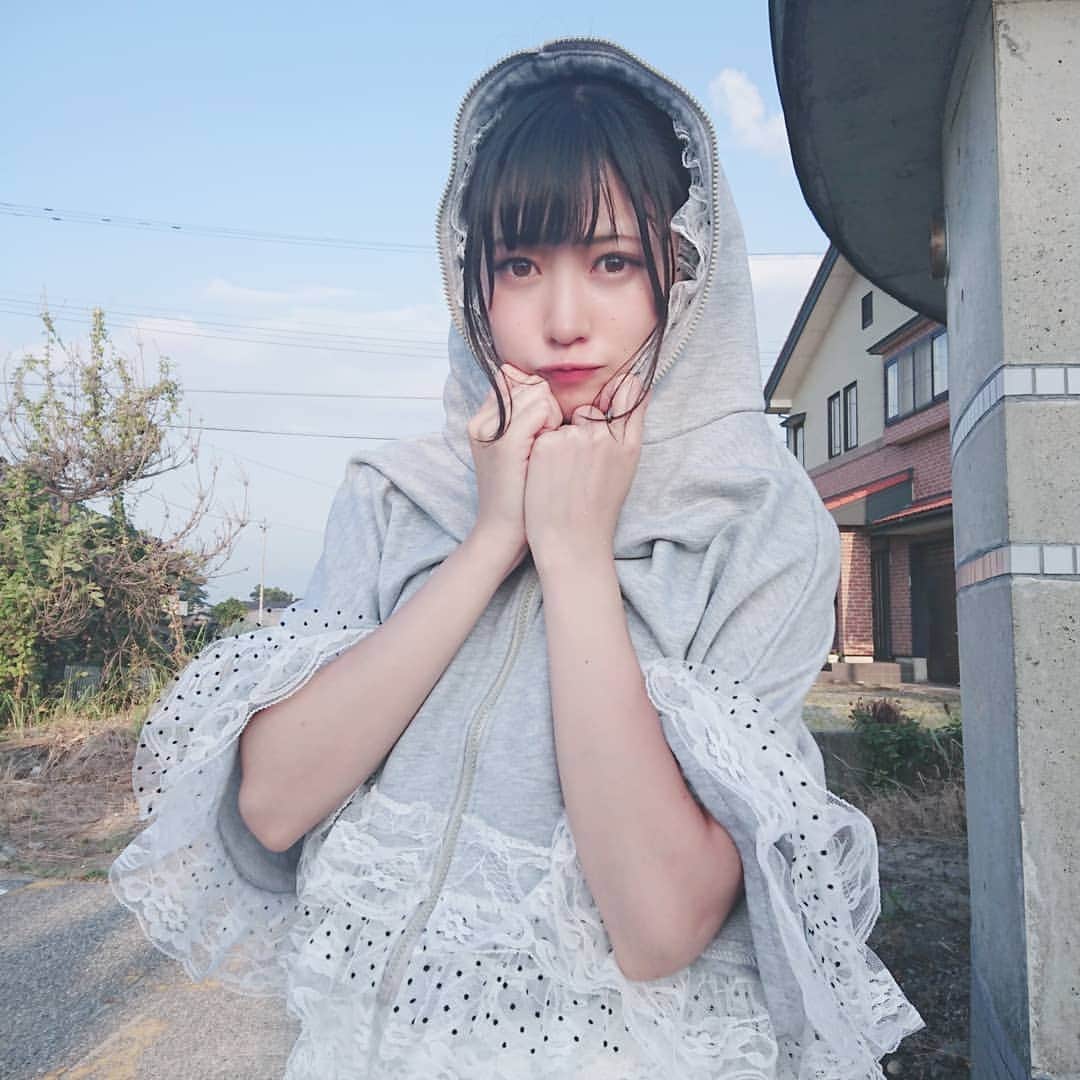 空野青空のインスタグラム：「. . 必殺おくるみちゃん。。▓▓‹:) . . #パーカーコーデ #海コーデ #インドア #ひきこもり #あおべべ #インポートファッション #aonyan #aoneko #あおにゃん #空野青空 #黒髪 #裸眼 #初号機ボディ #幸薄顔ちゃん #japaneseidol #ポンチョ #オルチャンコーデ #オルチャン」
