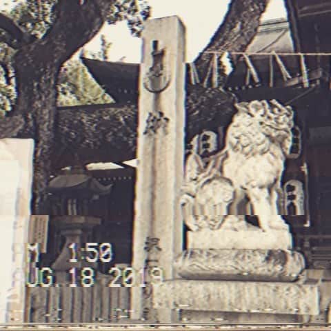 オカノアキラのインスタグラム：「ボクの盆休みが終わっていく…。 #お盆 #お盆休み #石切神社 #昼ビール #昼ビール🍺 #vhseffect #仕事もしてます #暑い #明日から仕事 #明日も仕事 #残暑 #8月後半突入 #娘は寝ている」