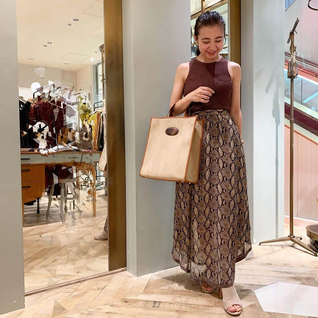 M a r i n aさんのインスタグラム写真 - (M a r i n aInstagram)「* * 全身 LilyBrown 👜🍂 . . #秋服 #lilybrown #ブラウンコーデ #152センチコーデ #パイソン柄スカート #リリーブラウン  #アメスリ」8月18日 21時19分 - marina_marie_l