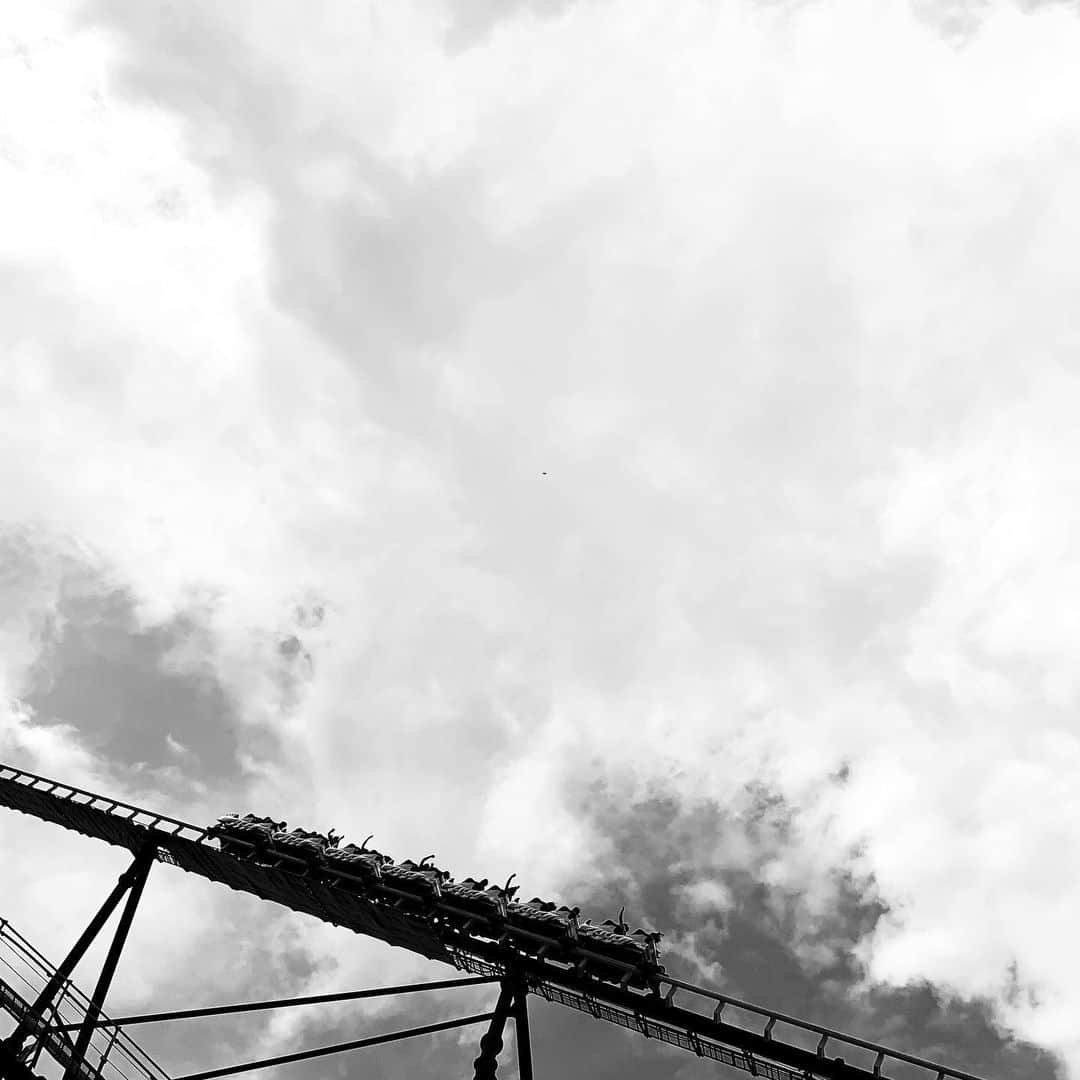 naotakeのインスタグラム：「ジェットコースター - A roller coaster / iPhone XR + Snapseed, 20190819 . . 唯一、苦手な乗り物。 . . #royalsnappingartists #infamous_family #rsa_main #infinity_photo_cult #2_fineart #jp_gallery #jp_gallery_bnw #trb_bnw #wp_bnw  #bnw_life #bnwlife_member #bnw_life_shots #bnw_captures #world_bnw #top_bnw #team_jp_ #team_jp_モノクロ #ig_energy_bw #ig_nihon #streetphotographybnw #igersjp #blackandwhite #bnw #bnwphoto #monochrome #bw #bnwphotography #ShotOniPhone #shotoniphoneXR」