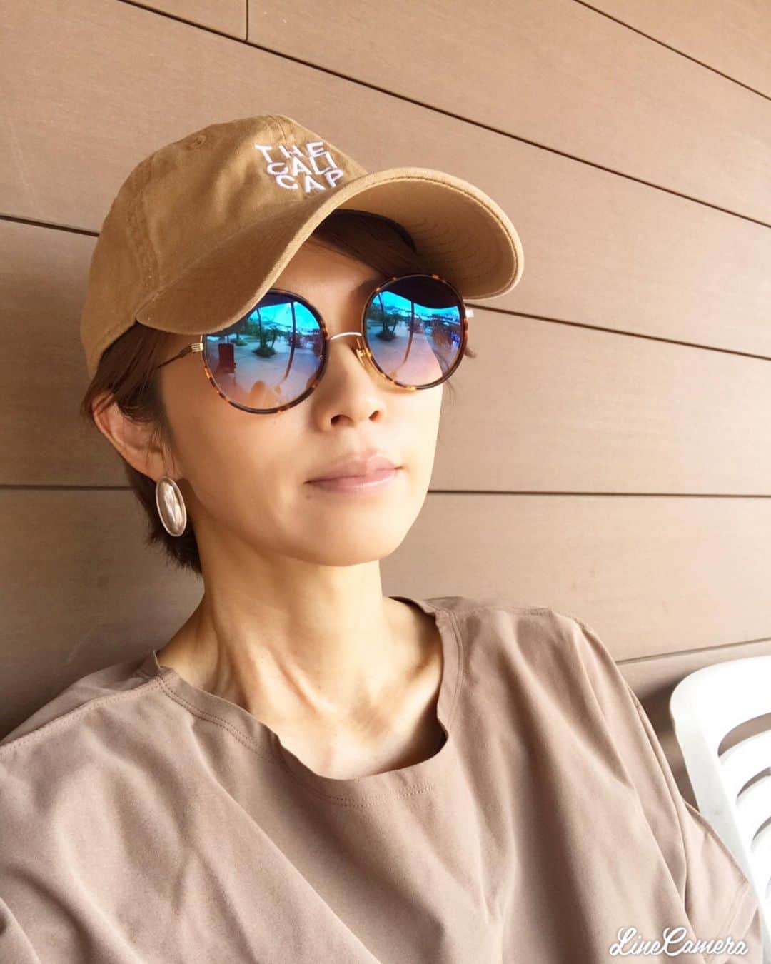 畑野ひろ子のインスタグラム：「お友達家族と、宮崎へ✈️ 子供達はやっぱりプールが大好き😆  @akihigashihara と、@shizunan のFORMのラッシュガード、最高に良かった！！ ママは必須ですね👍  @wakanozawa ×@newerajapan のキャップもヘビロテ❤️」