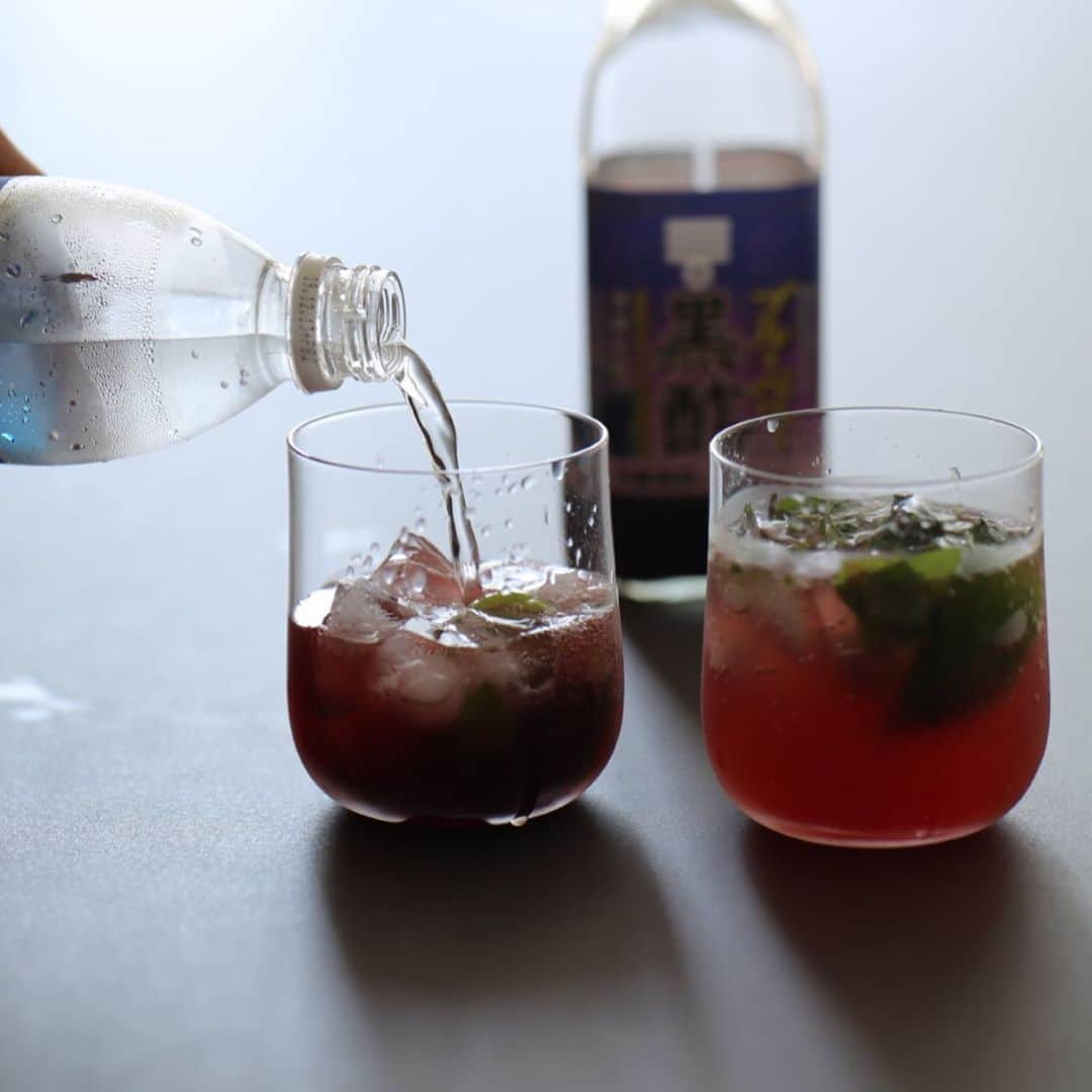 のインスタグラム：「** 夏爽やか！ 水分補給ドリンクを紹介します、ブルーベリー黒酢モクテル🥤 今回使った材料: ・ブルーベリー黒酢 ・炭酸水 ・ライム ・ミント ブルーベリー黒酢には嬉しい効果がある！ 1. 疲れ目の回復 2. カルシウムの吸収率アップ 3. ダイエット効果 4. 肌がきれいに -登場したアイテム- Hibito/Water グラス . ◎ブログは当店トップページのバナーorプロフィールのURLからどうぞ。 ▶︎ @kozlife_tokyo . #KOZLIFE #japan #LoveFoodLoveLife #foodporn #instafood #foodstagram #foodlover #hibito #CecilieManz #madeinjapan #セシリエマンツ #暮らし #北欧インテリア #北欧雑貨 #グラス #丁寧な暮らし #シンプルライフ #暮らしを楽しむ #madeinjapan #actus #ブルーベリー黒酢 #ミツカン #ミツカン #夏ドリンク #モクテル」