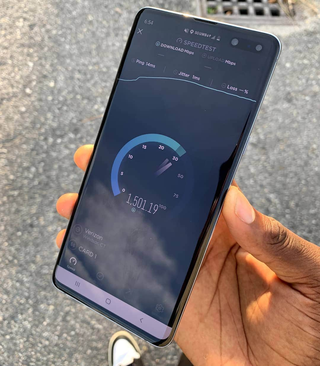 マーケス・ブラウンリーさんのインスタグラム写真 - (マーケス・ブラウンリーInstagram)「I'd seen a lot of these absurd speed tests, so I bought a 5G phone, hopped in my car and drove to a 5G city to see the pros and cons for myself. I have a lot of thoughts. Video on it coming soon...」8月18日 21時28分 - mkbhd