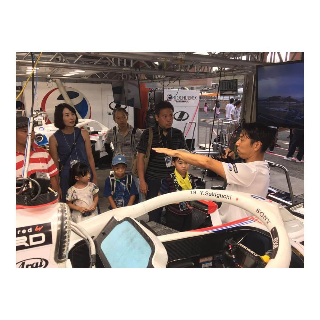 星野一樹さんのインスタグラム写真 - (星野一樹Instagram)「20号車 @ryohirakawa0307  優勝しました〜🏆🥇 素晴らしい勝利でした‼️ おめでとう㊗️ #TeamIMPUL #itochuenex  それからピットツアーに来てくれた子供たち、ありがとう😊」8月18日 21時33分 - kazukihoshino