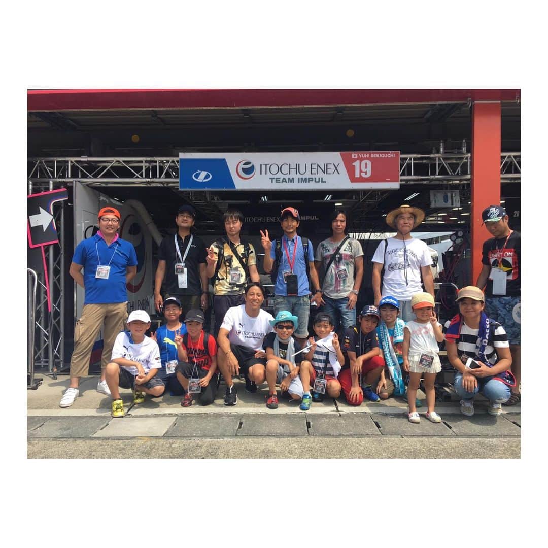 星野一樹さんのインスタグラム写真 - (星野一樹Instagram)「20号車 @ryohirakawa0307  優勝しました〜🏆🥇 素晴らしい勝利でした‼️ おめでとう㊗️ #TeamIMPUL #itochuenex  それからピットツアーに来てくれた子供たち、ありがとう😊」8月18日 21時33分 - kazukihoshino