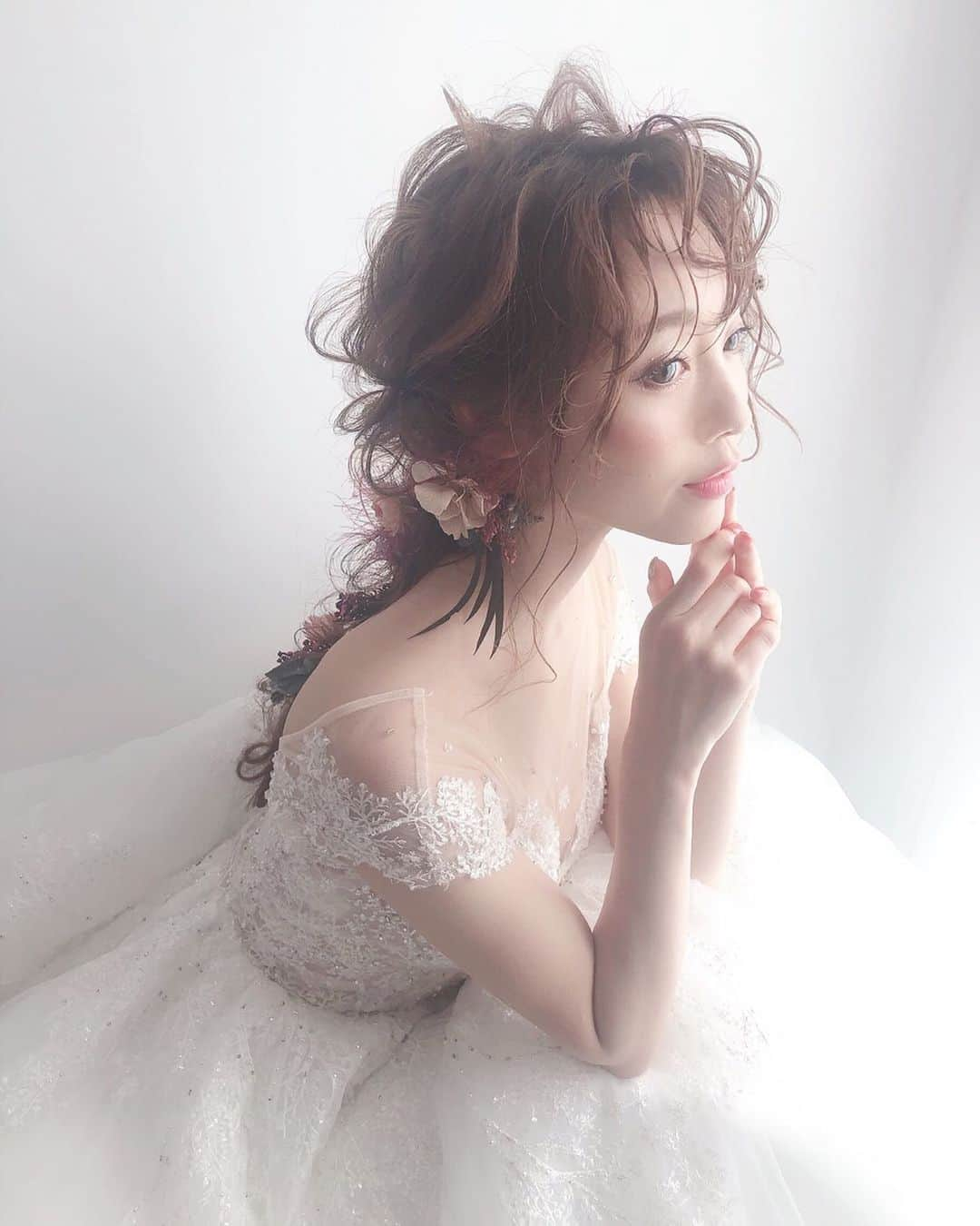 白岩まちこさんのインスタグラム写真 - (白岩まちこInstagram)「≫≫👰🏼...𝐛𝐫𝐢𝐝𝐚𝐥 𝐡𝐚𝐢𝐫  ㅤㅤㅤㅤㅤㅤㅤㅤㅤㅤㅤㅤㅤ ㅤㅤㅤㅤㅤㅤㅤㅤㅤㅤㅤㅤㅤ  ヘアショーの時のメイクは ストーリーズに載せてる ヘアメイクのゆりちゃんに...🧸💎ㅤㅤㅤㅤㅤㅤㅤㅤㅤㅤㅤㅤㅤㅤㅤㅤㅤㅤㅤㅤㅤㅤㅤㅤㅤㅤ ㅤㅤㅤㅤㅤㅤㅤㅤㅤㅤㅤㅤㅤ  いつもよりオーバーリップに やってくれただけで、唇の印象全然違うーってなった👰🏼💐 ㅤㅤㅤㅤㅤㅤㅤㅤㅤㅤㅤㅤㅤㅤㅤㅤㅤㅤㅤㅤㅤㅤㅤㅤㅤㅤ ㅤㅤㅤㅤㅤㅤㅤㅤㅤㅤㅤㅤㅤ 特に3枚目😳‼️ ㅤㅤㅤㅤㅤㅤㅤㅤㅤㅤㅤㅤㅤ  ほとんど違うところを見てるのは、 カメラマンさんが撮影してるところを 撮ってくれてるから😂‼️ ㅤㅤㅤㅤㅤㅤㅤㅤㅤㅤㅤㅤㅤ ㅤㅤㅤㅤㅤㅤㅤㅤㅤㅤㅤㅤㅤ ㅤㅤㅤㅤㅤㅤㅤㅤㅤㅤㅤㅤㅤ ㅤㅤㅤㅤㅤㅤㅤㅤㅤㅤㅤㅤㅤ ㅤㅤㅤㅤㅤㅤㅤㅤㅤㅤㅤㅤㅤ  ちなみに明日、お休みなんだ...🤤‼️ ㅤㅤㅤㅤㅤㅤㅤㅤㅤㅤㅤㅤㅤ  ㅤㅤㅤㅤㅤㅤㅤㅤㅤㅤㅤㅤㅤ ㅤㅤㅤㅤㅤㅤㅤㅤㅤㅤㅤㅤㅤ だからゆっくりお風呂中🛁💕 ㅤㅤㅤㅤㅤㅤㅤㅤㅤㅤㅤㅤㅤ ㅤㅤㅤㅤㅤㅤㅤㅤㅤㅤㅤㅤㅤ ㅤㅤㅤㅤㅤㅤㅤㅤㅤㅤㅤㅤㅤ ストーリーズで質問コーナーやってるよん🥺‼️ ㅤㅤㅤㅤㅤㅤㅤㅤㅤㅤㅤㅤㅤ ㅤㅤㅤㅤㅤㅤㅤㅤㅤㅤㅤㅤㅤ ㅤㅤㅤㅤㅤㅤㅤㅤㅤㅤㅤㅤㅤㅤㅤㅤㅤㅤㅤㅤㅤㅤㅤㅤㅤㅤ ㅤㅤㅤㅤㅤㅤㅤㅤㅤㅤㅤㅤㅤ  #撮影#ウェディング#横顔#結婚式ヘアアレンジ #ウェディング撮影#ウェディングドレス #ヘアアレンジ#アレンジヘア#編みおろし #ヘッドドレス#シースルーバング#前髪アレンジ#前髪#涙袋#ビジョビ#ドレス#チュールドレス#フェザードレス#ドライフラワー#ブライダルショー#前撮りヘア#ブライダルネイル#サマソニ #ウェディングフォト#ウェディングヘア #プレ花嫁#フォトウェディング#結婚式 #ブライダル#白岩まちこ」8月18日 21時35分 - machichas