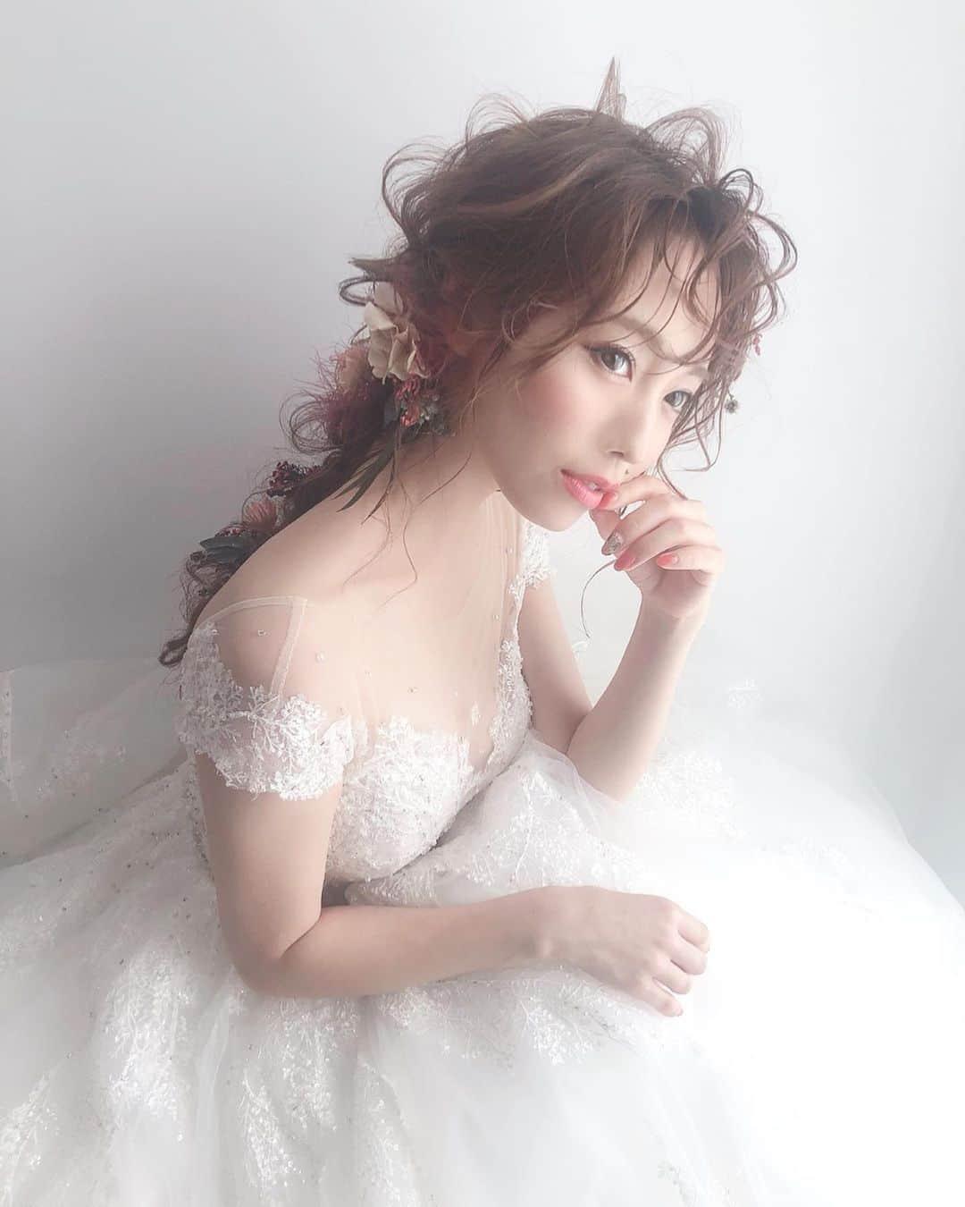 白岩まちこさんのインスタグラム写真 - (白岩まちこInstagram)「≫≫👰🏼...𝐛𝐫𝐢𝐝𝐚𝐥 𝐡𝐚𝐢𝐫  ㅤㅤㅤㅤㅤㅤㅤㅤㅤㅤㅤㅤㅤ ㅤㅤㅤㅤㅤㅤㅤㅤㅤㅤㅤㅤㅤ  ヘアショーの時のメイクは ストーリーズに載せてる ヘアメイクのゆりちゃんに...🧸💎ㅤㅤㅤㅤㅤㅤㅤㅤㅤㅤㅤㅤㅤㅤㅤㅤㅤㅤㅤㅤㅤㅤㅤㅤㅤㅤ ㅤㅤㅤㅤㅤㅤㅤㅤㅤㅤㅤㅤㅤ  いつもよりオーバーリップに やってくれただけで、唇の印象全然違うーってなった👰🏼💐 ㅤㅤㅤㅤㅤㅤㅤㅤㅤㅤㅤㅤㅤㅤㅤㅤㅤㅤㅤㅤㅤㅤㅤㅤㅤㅤ ㅤㅤㅤㅤㅤㅤㅤㅤㅤㅤㅤㅤㅤ 特に3枚目😳‼️ ㅤㅤㅤㅤㅤㅤㅤㅤㅤㅤㅤㅤㅤ  ほとんど違うところを見てるのは、 カメラマンさんが撮影してるところを 撮ってくれてるから😂‼️ ㅤㅤㅤㅤㅤㅤㅤㅤㅤㅤㅤㅤㅤ ㅤㅤㅤㅤㅤㅤㅤㅤㅤㅤㅤㅤㅤ ㅤㅤㅤㅤㅤㅤㅤㅤㅤㅤㅤㅤㅤ ㅤㅤㅤㅤㅤㅤㅤㅤㅤㅤㅤㅤㅤ ㅤㅤㅤㅤㅤㅤㅤㅤㅤㅤㅤㅤㅤ  ちなみに明日、お休みなんだ...🤤‼️ ㅤㅤㅤㅤㅤㅤㅤㅤㅤㅤㅤㅤㅤ  ㅤㅤㅤㅤㅤㅤㅤㅤㅤㅤㅤㅤㅤ ㅤㅤㅤㅤㅤㅤㅤㅤㅤㅤㅤㅤㅤ だからゆっくりお風呂中🛁💕 ㅤㅤㅤㅤㅤㅤㅤㅤㅤㅤㅤㅤㅤ ㅤㅤㅤㅤㅤㅤㅤㅤㅤㅤㅤㅤㅤ ㅤㅤㅤㅤㅤㅤㅤㅤㅤㅤㅤㅤㅤ ストーリーズで質問コーナーやってるよん🥺‼️ ㅤㅤㅤㅤㅤㅤㅤㅤㅤㅤㅤㅤㅤ ㅤㅤㅤㅤㅤㅤㅤㅤㅤㅤㅤㅤㅤ ㅤㅤㅤㅤㅤㅤㅤㅤㅤㅤㅤㅤㅤㅤㅤㅤㅤㅤㅤㅤㅤㅤㅤㅤㅤㅤ ㅤㅤㅤㅤㅤㅤㅤㅤㅤㅤㅤㅤㅤ  #撮影#ウェディング#横顔#結婚式ヘアアレンジ #ウェディング撮影#ウェディングドレス #ヘアアレンジ#アレンジヘア#編みおろし #ヘッドドレス#シースルーバング#前髪アレンジ#前髪#涙袋#ビジョビ#ドレス#チュールドレス#フェザードレス#ドライフラワー#ブライダルショー#前撮りヘア#ブライダルネイル#サマソニ #ウェディングフォト#ウェディングヘア #プレ花嫁#フォトウェディング#結婚式 #ブライダル#白岩まちこ」8月18日 21時35分 - machichas