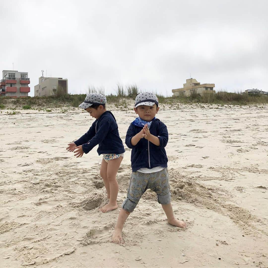 生島早織さんのインスタグラム写真 - (生島早織Instagram)「週末〜  2ヶ月前に宿泊したホテルに行きたい！  双子達のリクエストに応えやって来ました。 スクールに頑張って行けたご褒美🤣  海に行きたい！ 砂浜で遊びたい！ プールに入りたい！ ボールプールに入りたい！  リクエストは増すばかり💕  その全てを満たしてくれるホテルは、いまの双子達に最適な場所です。 自宅から1時間余り。  雲が出て寒かったけど気温20度のオフシーズン。 砂浜です遊ぶには丁度良いかな😃  海岸までの道は、双子達ビーチサンダルで少々苦戦💦  見てるのが楽しい🤣  ホテルに着いたら、屋外でのプールの水の冷たさを確認し、室内プールへ🏊‍♂️ 2人とも浮き輪でバタ足だったり、犬かきだったり一応進んでる。  最後には力強いバタ足する様になって、流石我が息子（私は前世イルカ🐬だったらしい）笑笑  さーこれでまた月曜日からまた頑張れるかな？😌 そろそろフルで行けるようになるかな？ 朝7時出発の帰りはバス着4時半  なかなか長いよね💦  まだお昼までの退縮授業で、最後までいた事ないのに、放課後のサッカークラブに入りたいと言っている長男🤣  楽しんで行ける日も近いかな？💕 #双子育児 #双子ママ  #海外育児 #海外生活 #ブラジル生活 #paranagua #砂遊び大好き #前世は #ちゃんと浮ける」8月18日 21時36分 - saori.ikushima
