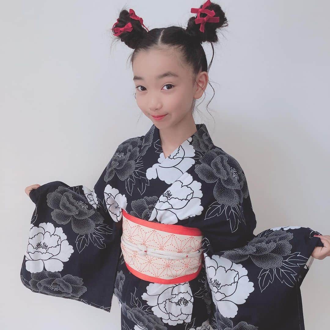 安村幸子さんのインスタグラム写真 - (安村幸子Instagram)「今年の浴衣💜 身長も高くなり。。。 今年はお義母さんから私そしてミリヤへ。。。✨ お義母さんも喜んでくれて私もパパもほっこり嬉しい一日でした😘❣️ #浴衣 #お祭り #子供の成長」8月18日 21時42分 - sachiko.y.523