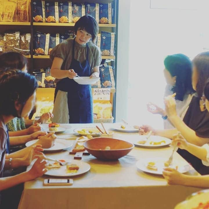 柏の葉 T-SITEさんのインスタグラム写真 - (柏の葉 T-SITEInstagram)「【食を彩るイベント  8月 】  本日、講座「お家で野菜ビストロ」が開催されました。料理家の今井ようこさんと一緒にお酒にもよく合う時短でおしゃれなメニューを作り、料理を囲んでしばし語らいの時間…✨ ・ ・  柏の葉Tサイトではお料理イベントを定期開催しております。  新しいレシピの学びに♪ 料理をもっと簡単に身近に♪ おやこで作って楽しい時間に♪  ぜひ柏の葉Tサイト公式HPよりチェックしてみてくださいね。 ・ ・8月20日（火） 〔おとな向け・お子様連れ可〕 イタリア人フィリッポの楽しいイタリアン♪ 夏休み特別版(おやこ参加可) ・ ・8月24日（土） 〔こども向け〕 野菜を食べよう！おやこでまきまき　生春巻き ・ ・8月31日（土） 〔おとな向け・試食付トークイベント〕 作れるスパイスカレーは無限大！？ 3つのスパイスだけでつくるスパイスカレ−講座  #柏の葉tsite #柏の葉蔦屋書店 #料理 #学び #こども #夏休み #イベント #房の駅  #カレー #アモロソフィリッポ #大瀬由生子 #印度カリー子 #流山 #我孫子 #柏 #松戸 #守谷 #つくば #野田」8月18日 21時43分 - kashiwanohatsite