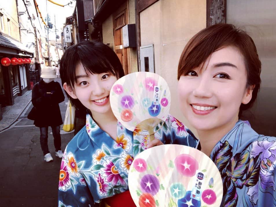 小林万希子さんのインスタグラム写真 - (小林万希子Instagram)「yukkyと 夏の京都 2人旅………風〜😉💕 ・ ・ 浴衣で歩く歩く…笑 ・ 楽しかったな♡ ・ ・ さ、お盆休みもしゅうりょ、 パワーチャージできたし 明日からまたエンジンかけていきますよん😌👍 ・ ・ 最後の箸置き写真のくだりは… ストーリーをご覧ください😙笑 ・ ・ #京都  #きょうと  #Kyoto #先斗町  #木屋町  #浴衣  #浴衣デート  #カフェ巡り  #暑かった けど #楽しかった 😌❤️ #ヘアアレンジ  #頑張りました ！ #箸置き  #380円 と #800円 の #差は何？🤔 笑 #どれが800円越え？笑」8月18日 21時56分 - macky1218