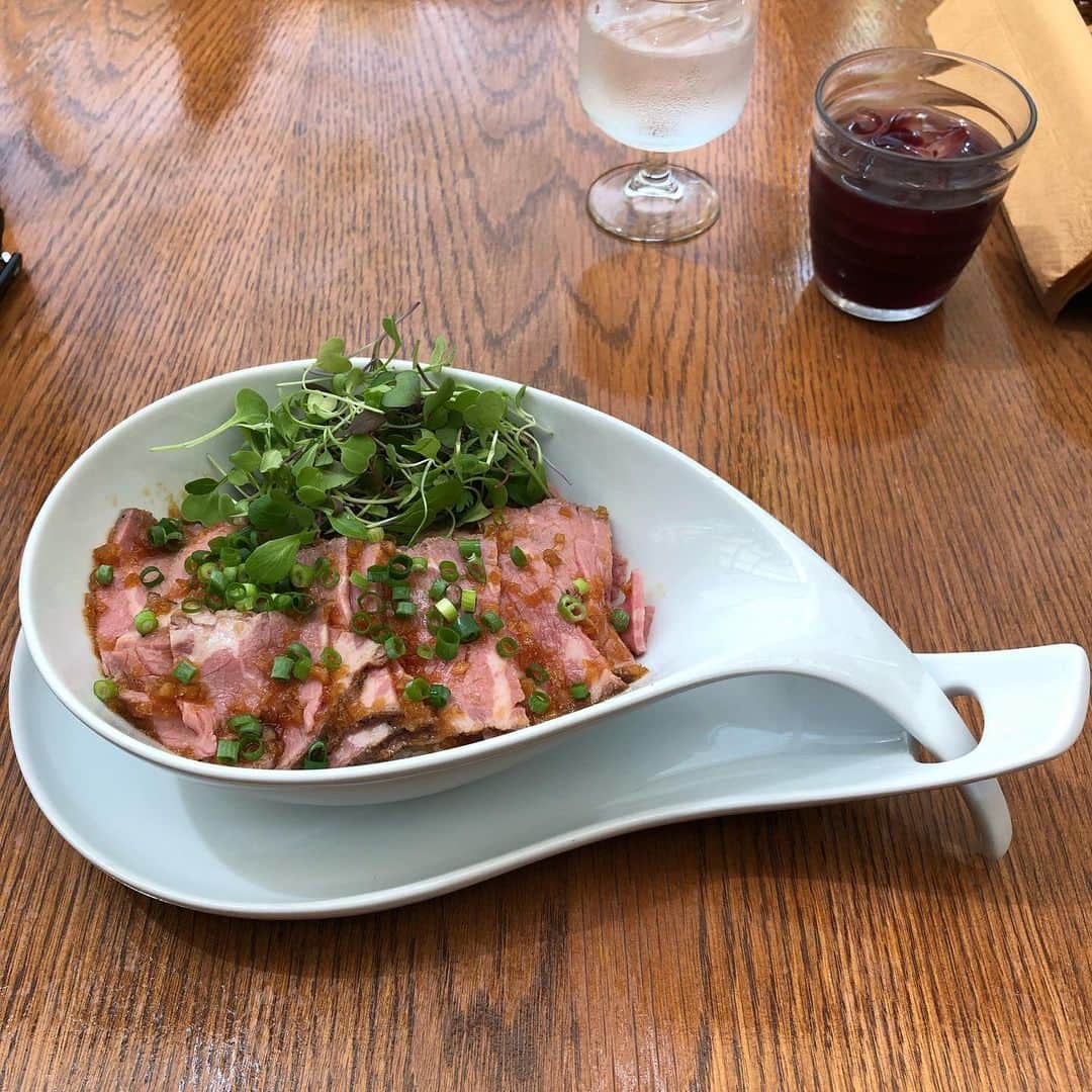 雨月衣さんのインスタグラム写真 - (雨月衣Instagram)「今日は久しぶりの贅沢なランチ。 ココシエールで。 ローストビーフ丼。 柔らか。肉多め。美味し。 #ホテルココグラン高崎  #マツコさんおすすめ #ココシエール」8月18日 21時57分 - ugetsukoromo