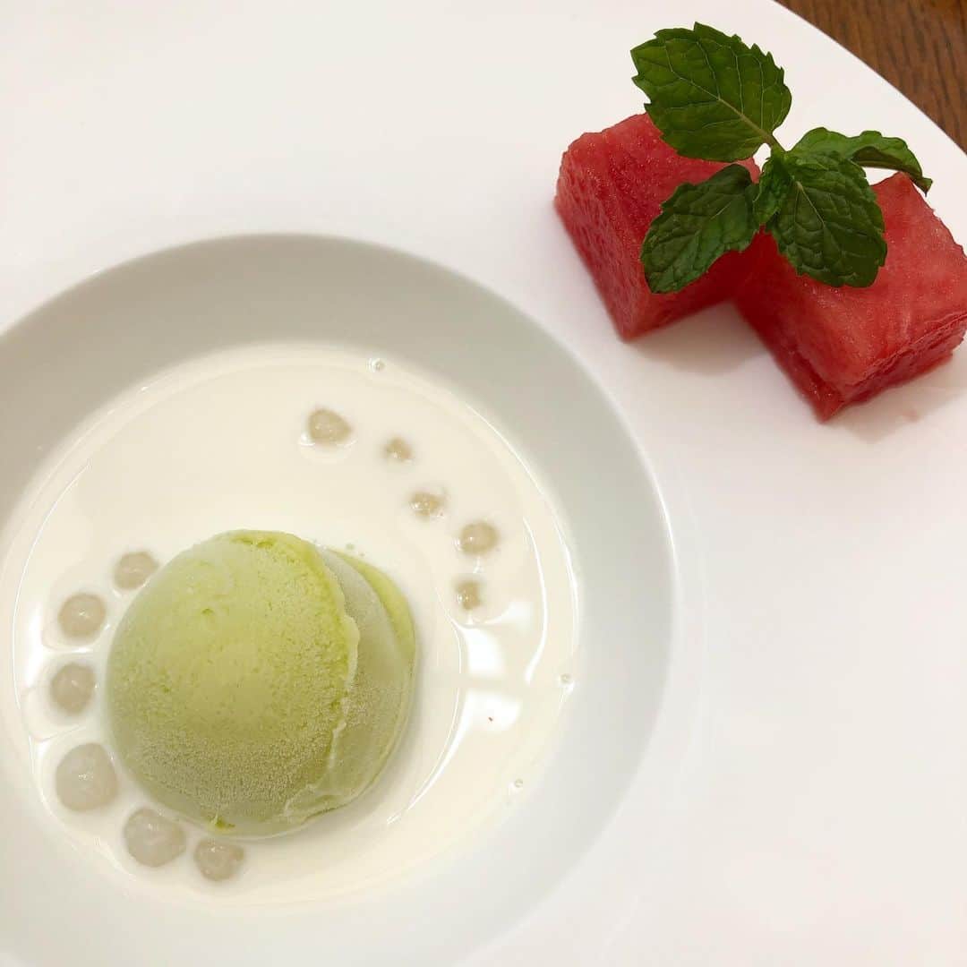 雨月衣さんのインスタグラム写真 - (雨月衣Instagram)「今日は久しぶりの贅沢なランチ。 ココシエールで。 ローストビーフ丼。 柔らか。肉多め。美味し。 #ホテルココグラン高崎  #マツコさんおすすめ #ココシエール」8月18日 21時57分 - ugetsukoromo