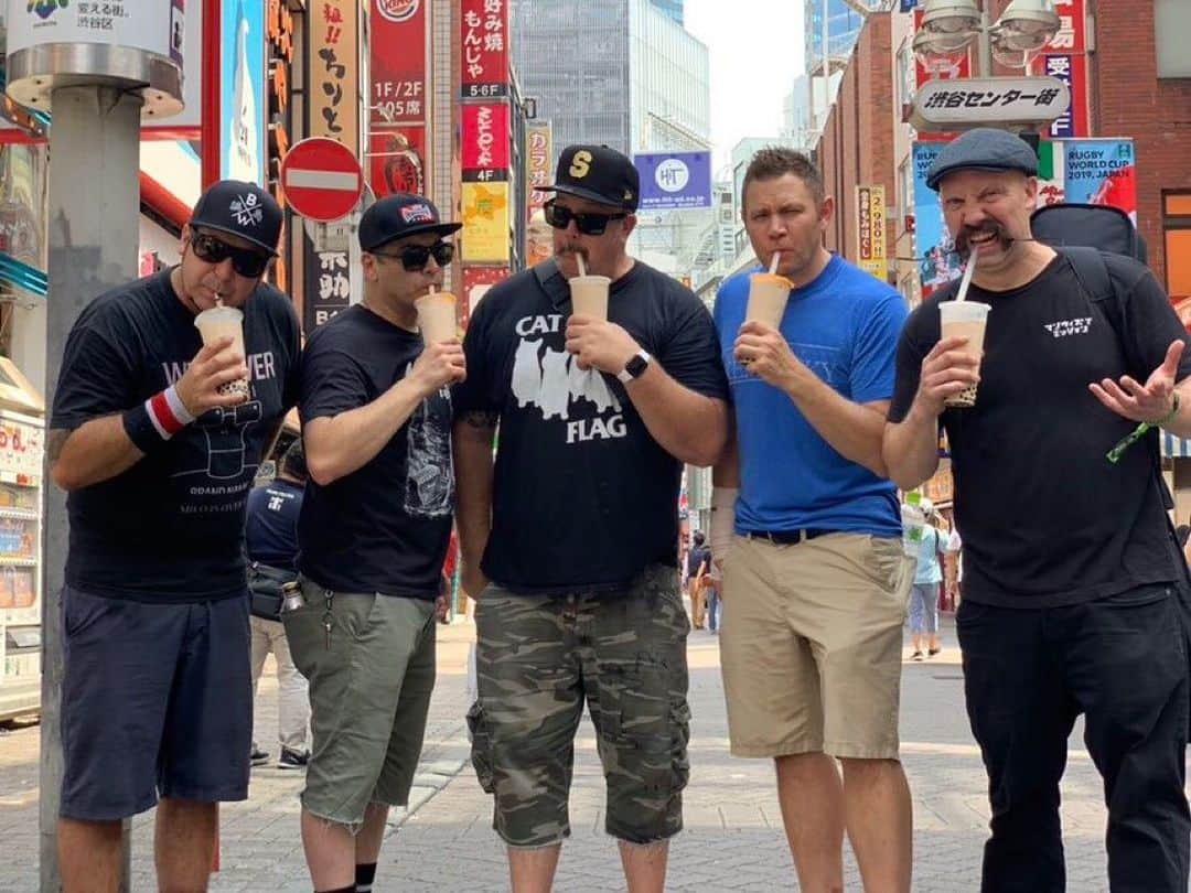 Zebraheadさんのインスタグラム写真 - (ZebraheadInstagram)「We're trying boba for the first time in Shibuya today!! #Zebrahead #braininvaders #boba #shibuya #tokyo たくさんのおすすめありがとう！ 初めての体験なんで記念撮影したぜ。超絶クールな写真だな。  でも飲んでいるのはもっちもちなタピオカなんだぜ🥤 #タピってみた #ゼブラの夏休み #ゼブラタピる」8月18日 21時49分 - zebraheadofficial