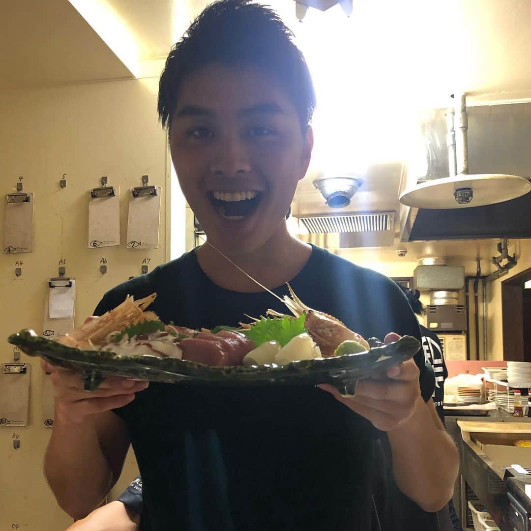 のインスタグラム：「毎度おおきに〜✨✨✨ 知床漁場枚方店です🍻🍶 本日もご来店ありがとうございました👪😊 明日も元気に営業してま〜す😍 是非イケメンスタッフ小林くんに会いにお越しください‼️ #北海道#知床漁場#枚方#駅近#居酒屋#魚#飲み放題#ビール#日本酒」