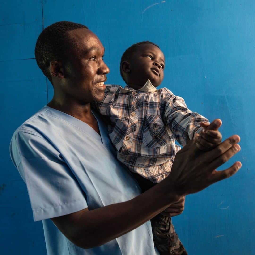 unicefさんのインスタグラム写真 - (unicefInstagram)「“It’s a difficult time for me, but caring for babies gives me purpose in life.” Kasereka survived Ebola, but at great loss. His baby son, wife and mother were all stolen by the virus in Butembo, DR Congo. Recovery from Ebola has given Kasereka immunity, and he now cares for children orphaned or separated by the disease at a UNICEF-supported nursery in Burembo, DR Congo. © UN/@martineperret」8月18日 21時55分 - unicef
