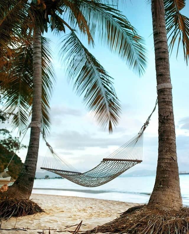 エレスさんのインスタグラム写真 - (エレスInstagram)「Who wants to spend a day on this heavenly hammock swinging on the beach?  #relaxing #holiday #summertime #inspiration」8月18日 21時55分 - eres