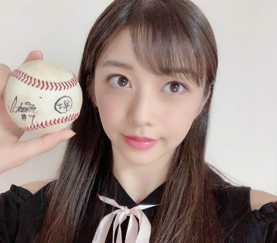 牧野真莉愛さんのインスタグラム写真 - (牧野真莉愛Instagram)「♡ ♡ ⚾️坪井智哉選手⚾️(北海道日本ハムファイターズ♯7) 坪井選手がJUMPして、まりあにボール手渡してくれた✨ LOVE❤坪井 ♡ ♡  #坪井智哉 選手💖 #lovefighters #北海道日本ハムファイターズ #gaorasports #HBCラジオ #モーニング娘19 #morningmusume19」8月18日 22時00分 - maria_makino.official