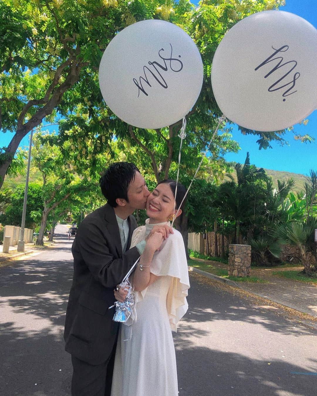 岩渕加恵さんのインスタグラム写真 - (岩渕加恵Instagram)「🎈🤵 s & m 👰 🎈 大っっっすきな二人の " wedding party " 💖 の合間に二人の記念フォト会📷✨✨ ほんまに綺麗すぎて、可愛すぎて、二人が似すぎてて😂👏 10枚じゃ収まりきらなぁ〜い〜笑笑 . まっちゃんの口全開の笑顔が昔から好きで、 その笑顔がハワイでいっぱい見れて幸せや🤤💓💓💓 ずっとずっと家族ぐるみで4649ねっ🌈 #ハワイ #ウェディングパーティー #ウェディングフォト #幼馴染 #家族 #HAPPYWEDDING ♡」8月18日 22時01分 - kae0113