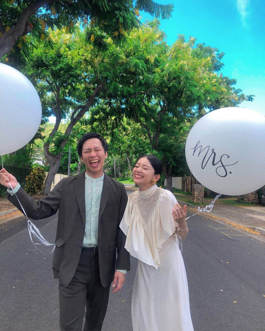 岩渕加恵さんのインスタグラム写真 - (岩渕加恵Instagram)「🎈🤵 s & m 👰 🎈 大っっっすきな二人の " wedding party " 💖 の合間に二人の記念フォト会📷✨✨ ほんまに綺麗すぎて、可愛すぎて、二人が似すぎてて😂👏 10枚じゃ収まりきらなぁ〜い〜笑笑 . まっちゃんの口全開の笑顔が昔から好きで、 その笑顔がハワイでいっぱい見れて幸せや🤤💓💓💓 ずっとずっと家族ぐるみで4649ねっ🌈 #ハワイ #ウェディングパーティー #ウェディングフォト #幼馴染 #家族 #HAPPYWEDDING ♡」8月18日 22時01分 - kae0113