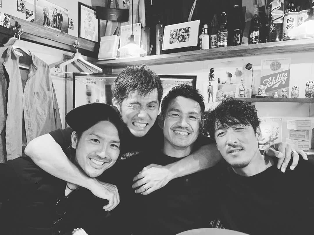 谷口博之さんのインスタグラム写真 - (谷口博之Instagram)「昨日も応援ありがとうございました！ #3連勝  先日大好きな先輩2人とかわいい後輩と食事してきましたー^_^ #最高‼️ #CB会 #FIDES  #岩下敬輔 直哉はずっとサッカートーク！笑」8月18日 22時03分 - hiroyukitaniguchi29