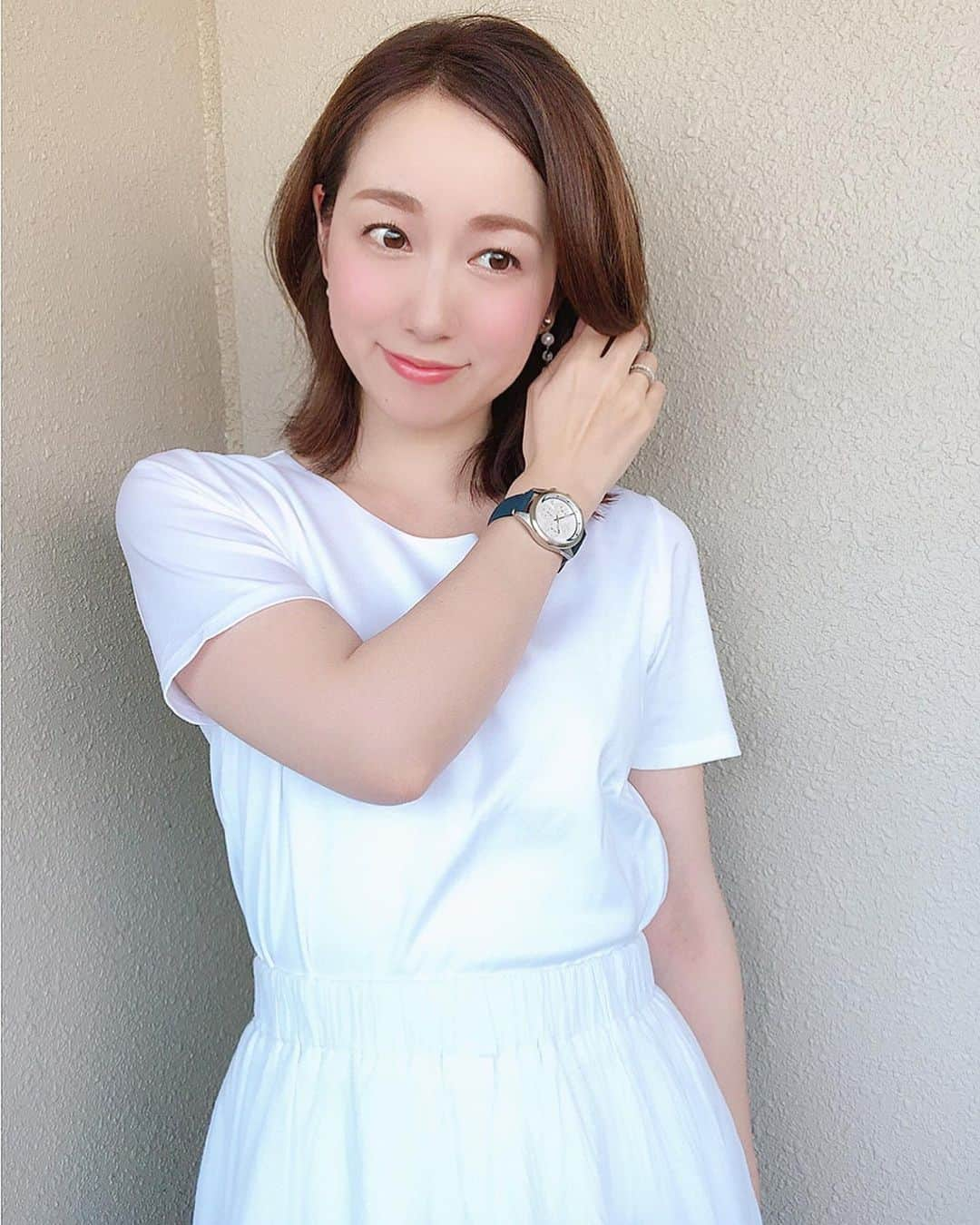 泉マリコさんのインスタグラム写真 - (泉マリコInstagram)「夏はついつい白い服に手が伸びてしまう(´ω`)見た目も涼しげだし、熱を反射するから過ごしやすいんですよね〜🌻 シンプルなホワイトコーデには、クヌートガッド @knutgadd のネイビーベルトの腕時計がよく似合います💞 ちょっぴりカジュアルなので、サンダルやカゴバッグなど夏素材のアイテムとも相性◎😍 . 今日でお盆休みは終了🍉楽しいこといっぱいだったから、夏が終わるのは寂しいです😢 . スウェーデン発のウォッチブランド クヌートガッドはチックタック @tictac_press の 取り扱い各店で展開スタート🙌 購入した方に先着で、サマーシーズンにぴったりの付け替えナイロンストラップのプレゼントもあるそうです💝 . #お盆休み  #終了 #ホワイトコーデ  #夏コーデ  #tシャツ  #プチプラコーデ  #腕時計 #クヌートガッド  #tictac  #カジュアルコーデ  #大人カジュアル  #時計好き  #フェミニンコーデ  #baila  #スーパーバイラーズ  #読者モデル  #コーデ記録  #ユナイテッドアローズ  #リアルキューブ  #unitedarrows  #realcube  #realcubefashionista  #juicyrock  #夏休み」8月18日 22時04分 - mariko_i0902