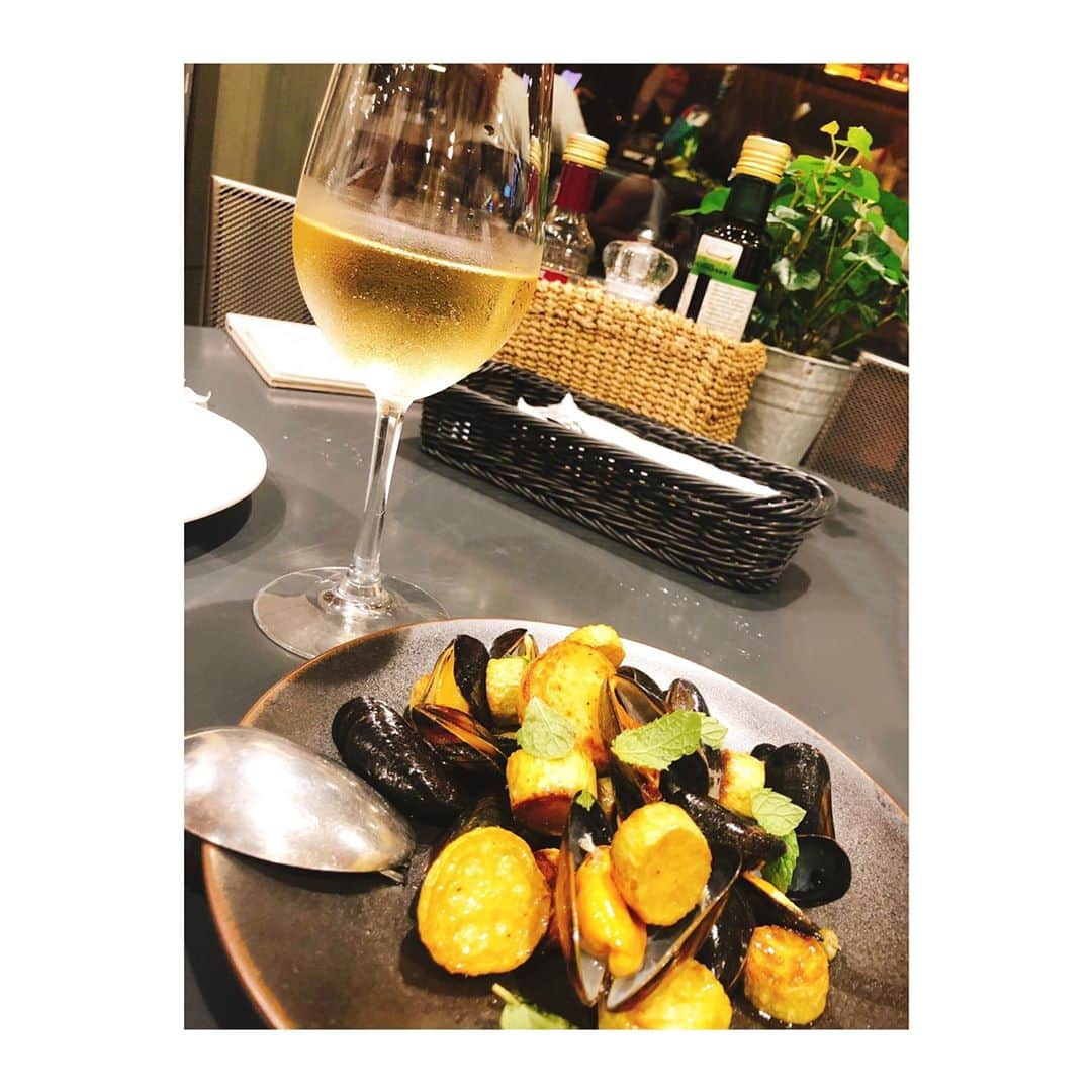 白戸ゆめのさんのインスタグラム写真 - (白戸ゆめのInstagram)「🍾 . ゼミの同期と夜ご飯🤤💗 友達とこうして過ごす時間が 仕事への活力になるんだ！ . #白ワイン と #ムール貝 #ベストコンビ #モッツァレラ #チーズ #絶品」8月18日 22時13分 - yumeno.s_