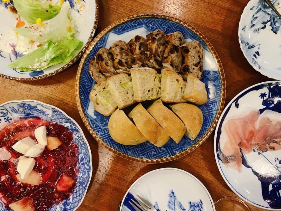 のインスタグラム：「夜のブリコラージュは初めてだったんだけども、パンが間違いなく美味しくてお腹いっぱい。器が可愛くて好き！夜パンにオススメ♡写真3枚目のクロワッサンタルトが絶品過ぎました♡♡♡♡♡♡♡♡ #ブリコラージュ  #六本木  #夜パン #パン」