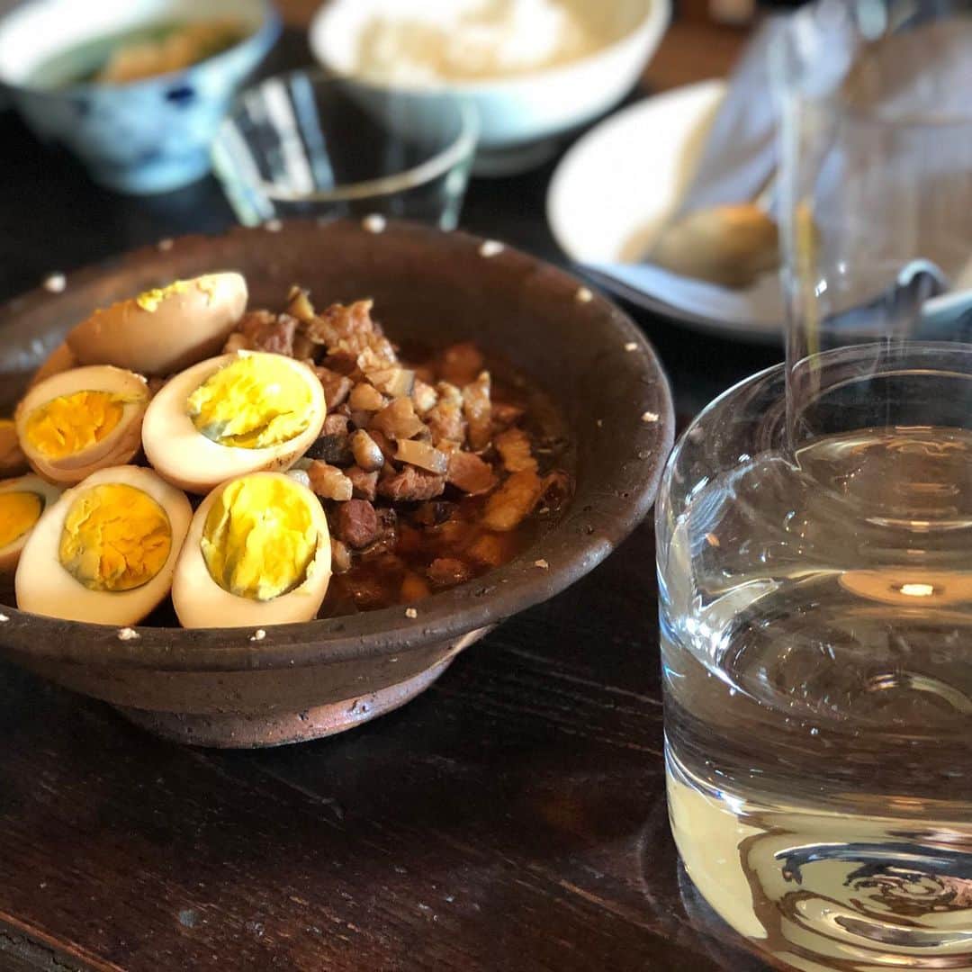 のインスタグラム：「2ヶ月に一度のたのしみ 冷水先生のお料理教室。 きょうは家族も大好きな魯肉飯をはじめ シンプルに美味しい鶏のスープ、クミン香る春巻き、かぼちゃとトウモロコシの黒酢マリネと 夏バテ気味な身体も思わず前のめりになる素敵ラインナップで ここのところちょっと元気がなくなっていた料理欲がムクムクと。 そういう意味でも2ヶ月に一度ってとても良いタイミング。 鯛ときゅうりのクミン春巻きはあまりに美味しくて 帰宅して速攻で作りましたよね😋🍽🍾 あああ大同電気釜欲しい熱がふたたび。」