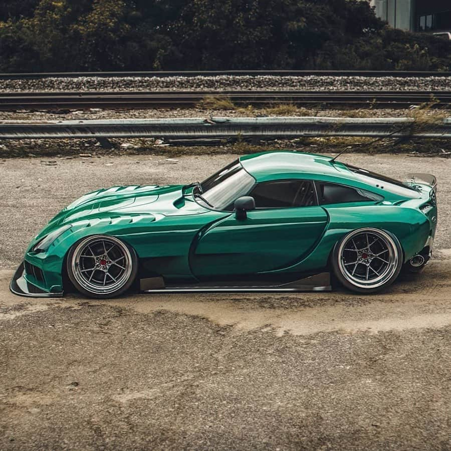 CARLiFESTYLEさんのインスタグラム写真 - (CARLiFESTYLEInstagram)「A widebodied TVR Sagaris! 👍🏼or👎🏼? Photo render by @the_kyza #carlifestyle」8月18日 22時10分 - carlifestyle