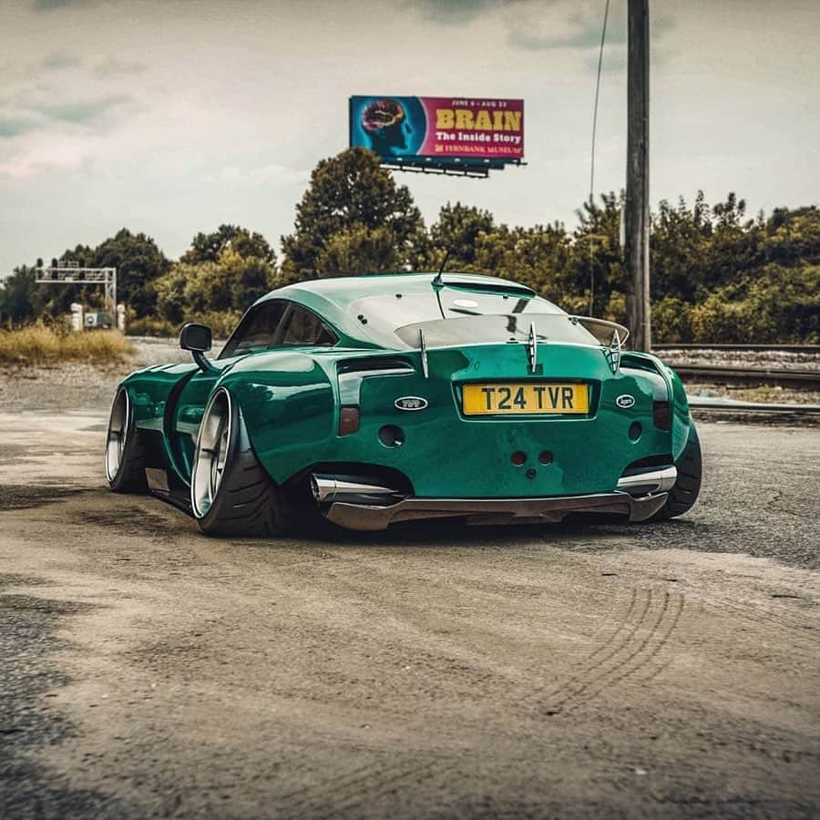 CARLiFESTYLEさんのインスタグラム写真 - (CARLiFESTYLEInstagram)「A widebodied TVR Sagaris! 👍🏼or👎🏼? Photo render by @the_kyza #carlifestyle」8月18日 22時10分 - carlifestyle